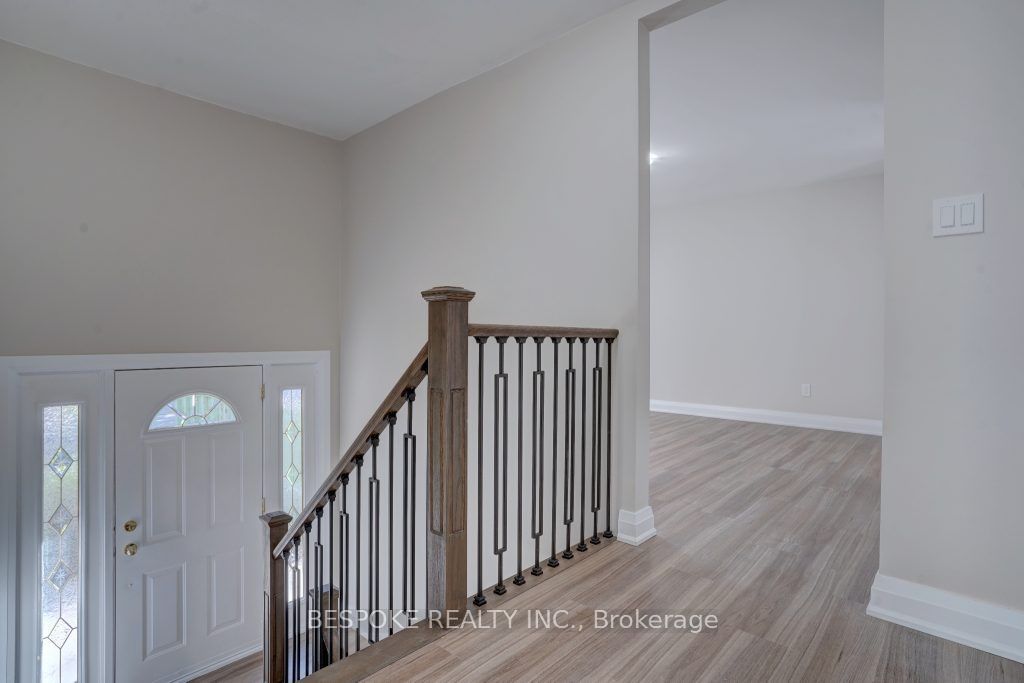 370 Colonsay Court Main, Oshawa, ON L1J 6H3 photo 3