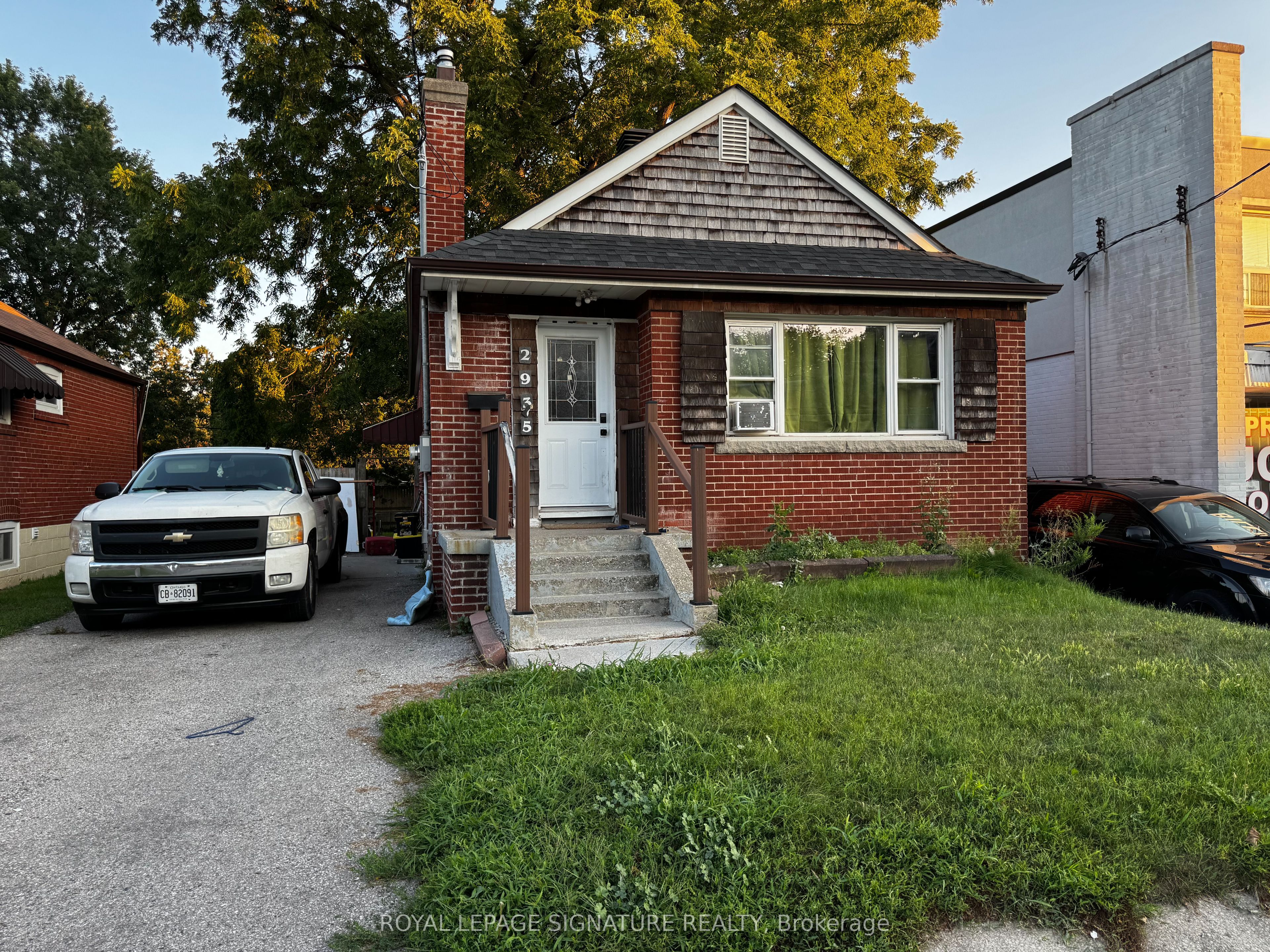 2935 St Clair Avenue E, Toronto, ON M4B 1N9