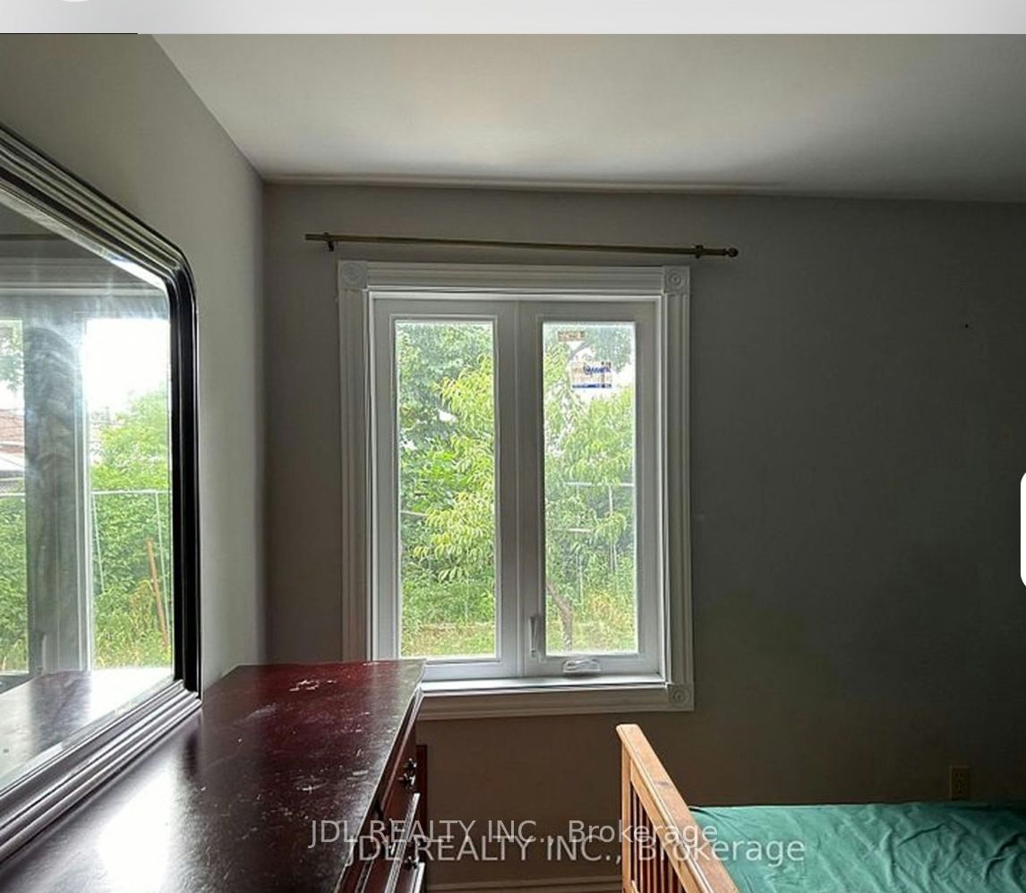 8 Highwood Ave Avenue Three-Bedroom Main Floor, Toronto, ON M1R 2E4 photo 4