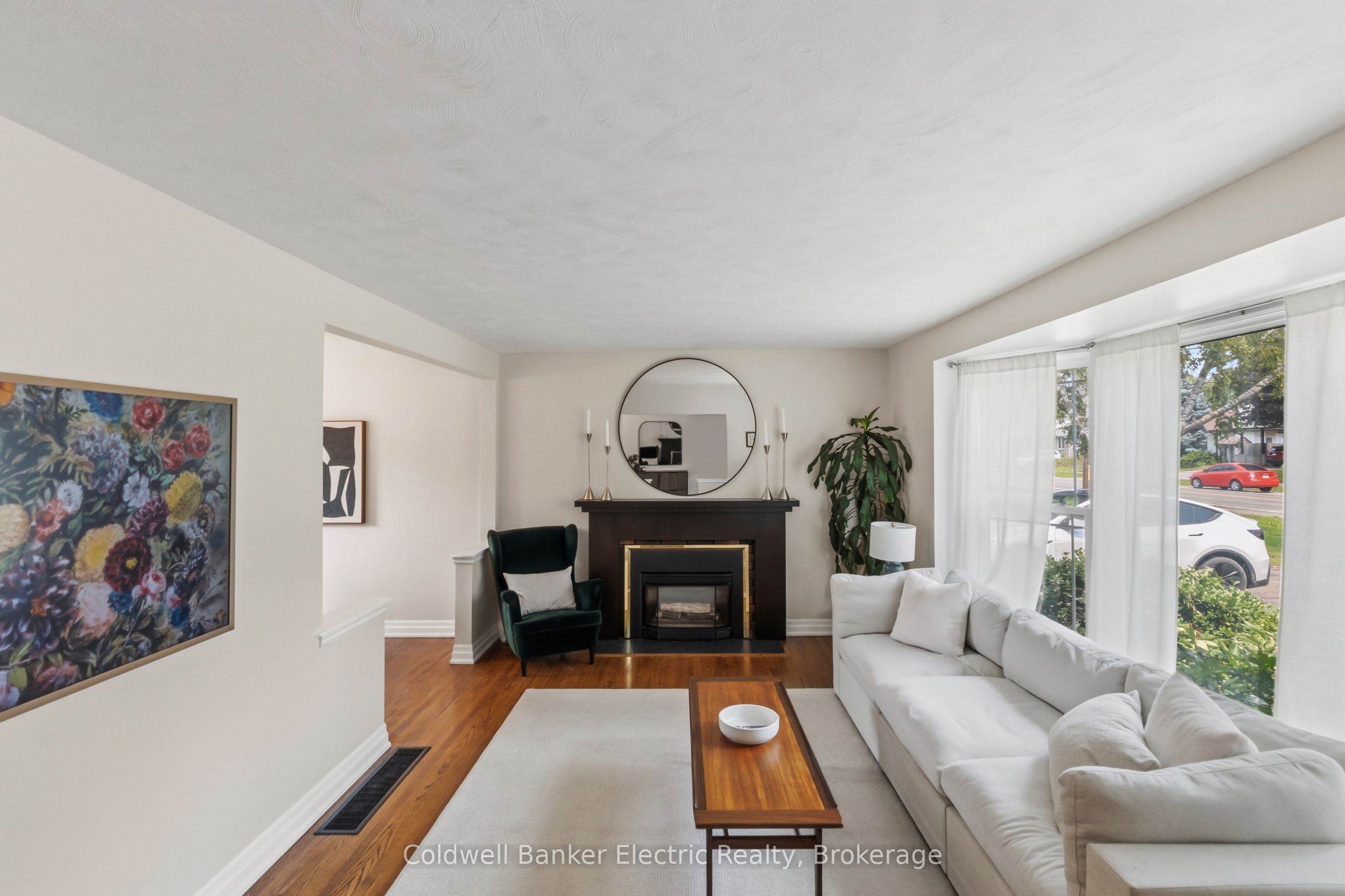 326 Cochrane Street, Whitby, ON L1N 5J3 photo 2