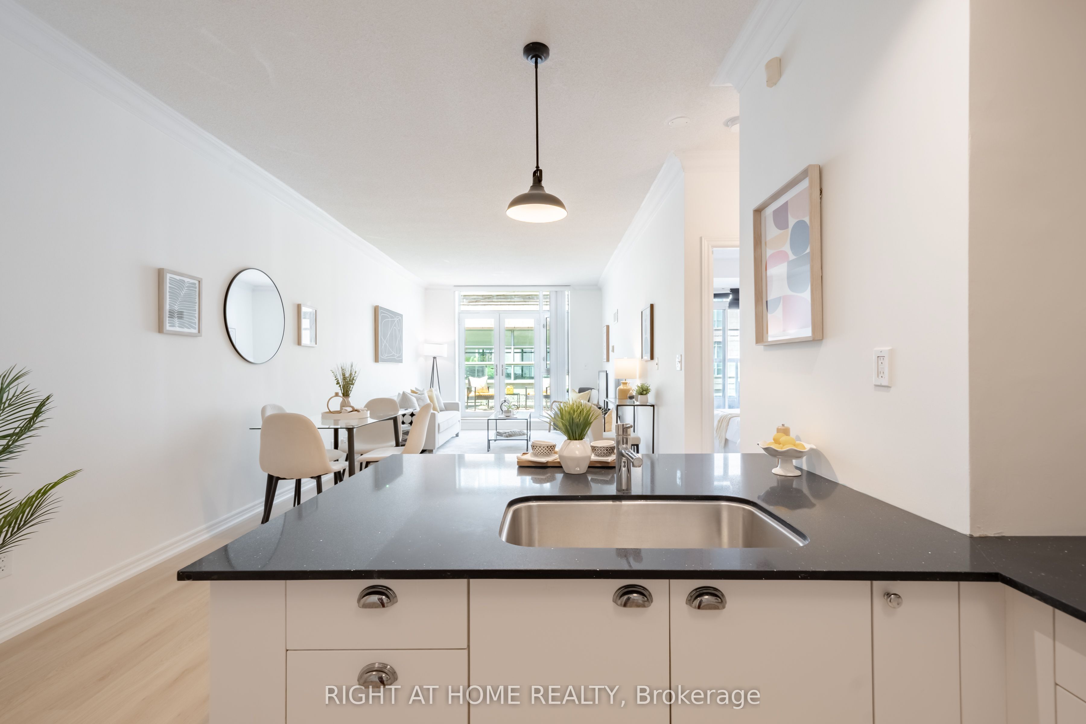35 Boardwalk Drive 202, Toronto, ON M4L 3Y8 photo 4