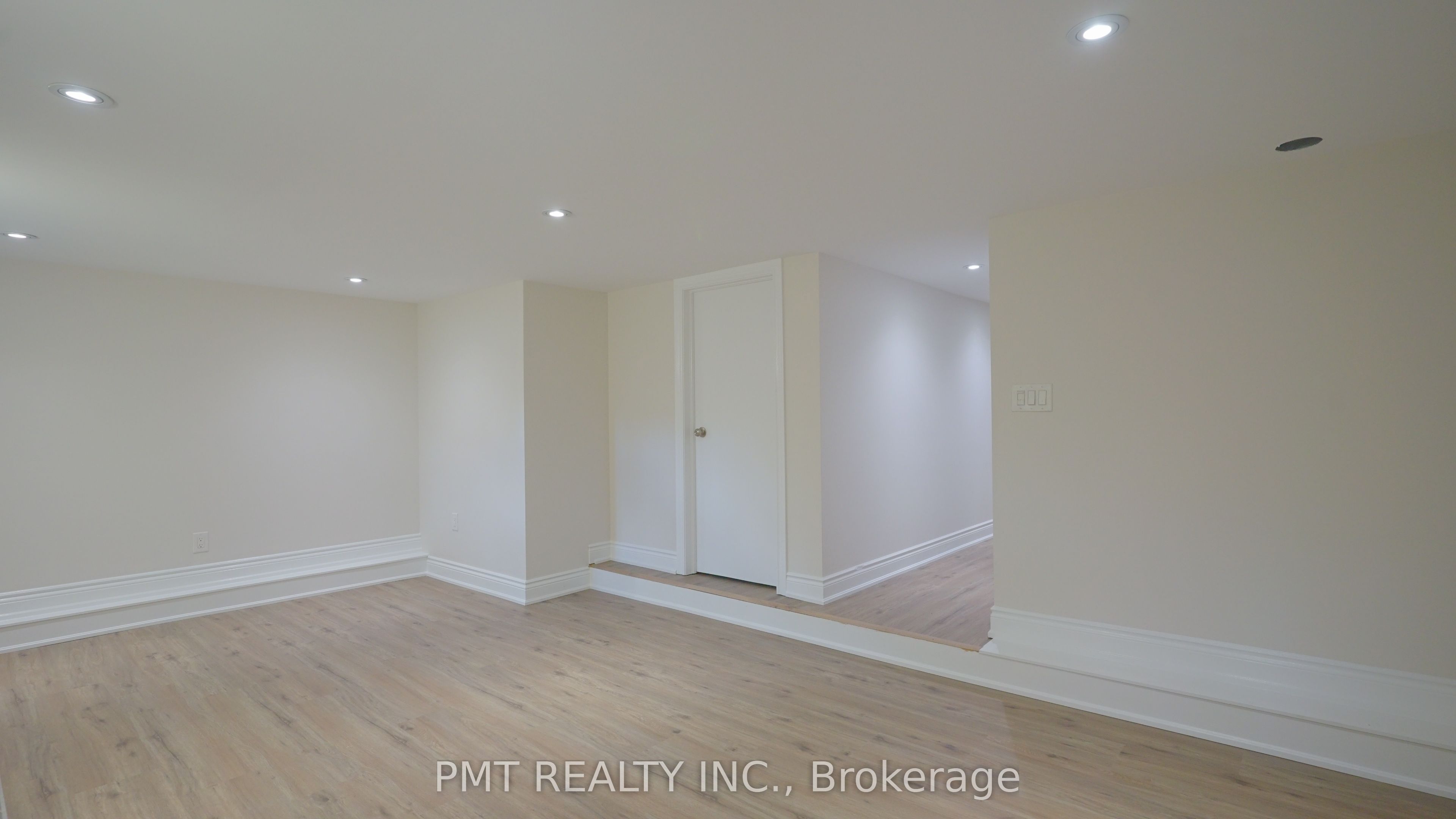 881 Coxwell Avenue Lower, Toronto, ON M4C 3G1 photo 2