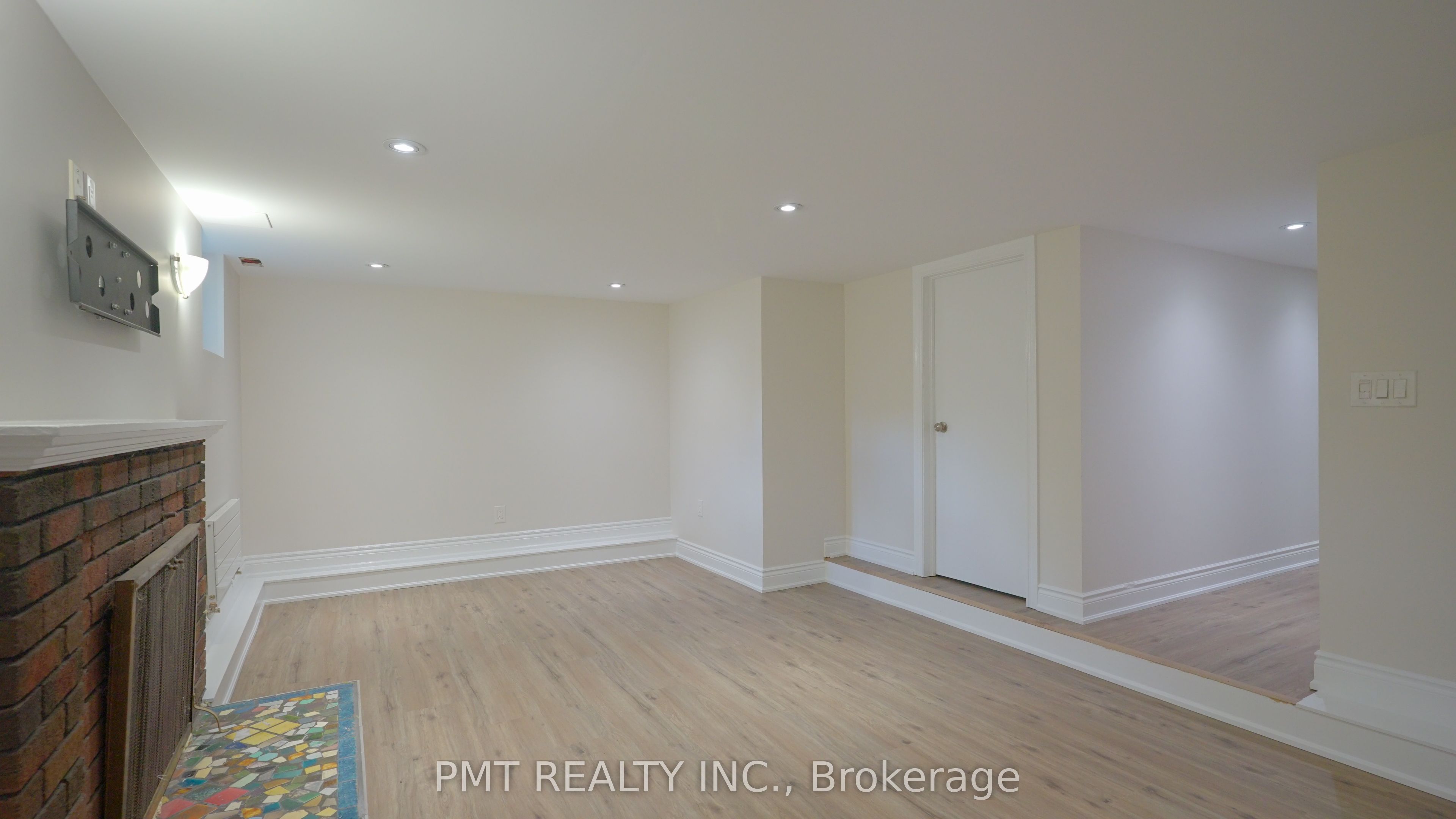 881 Coxwell Avenue Lower, Toronto, ON M4C 3G1 photo 3