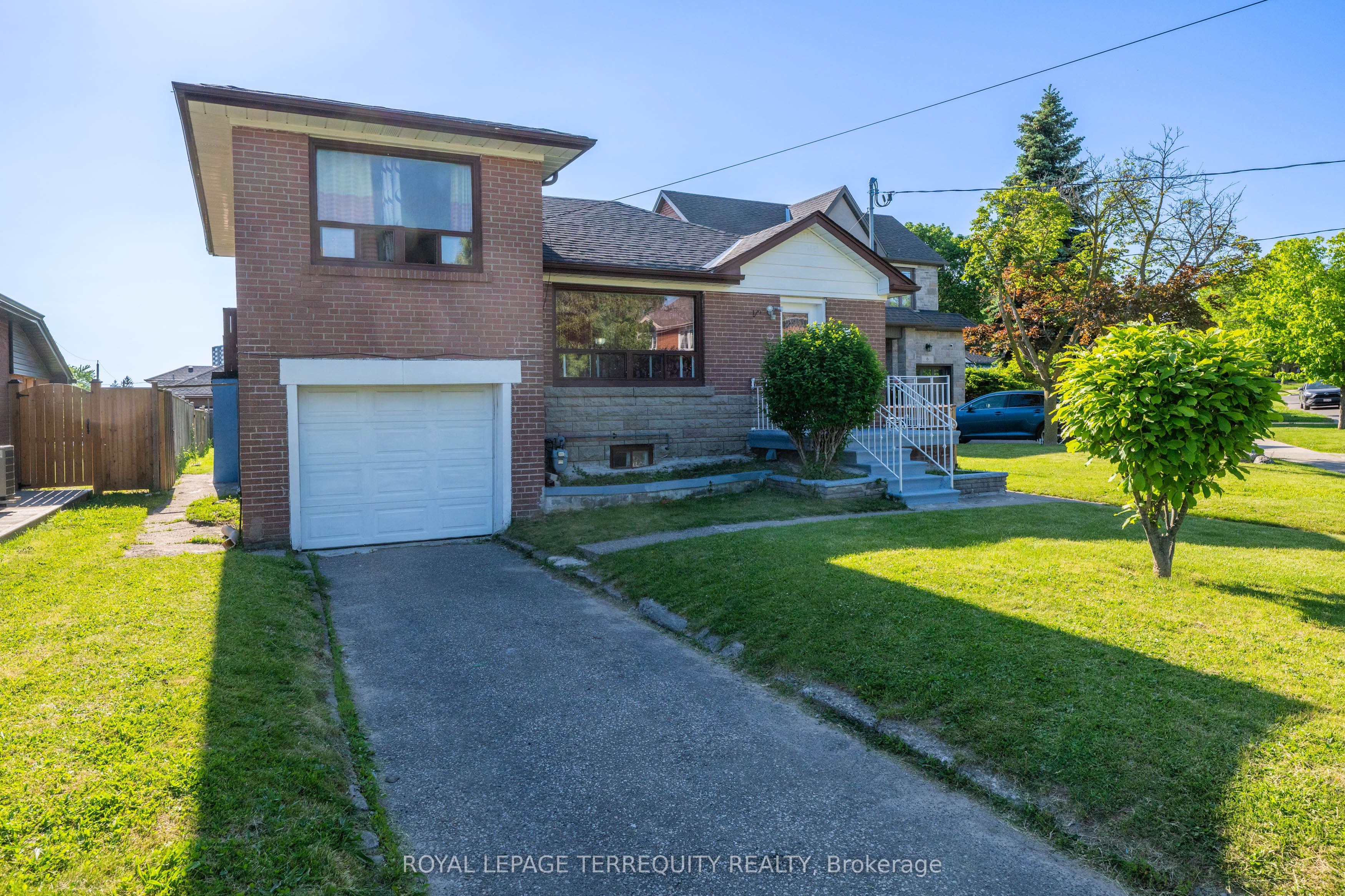 4 Harris Park Drive, Toronto, ON M1L 2Z9 photo 4