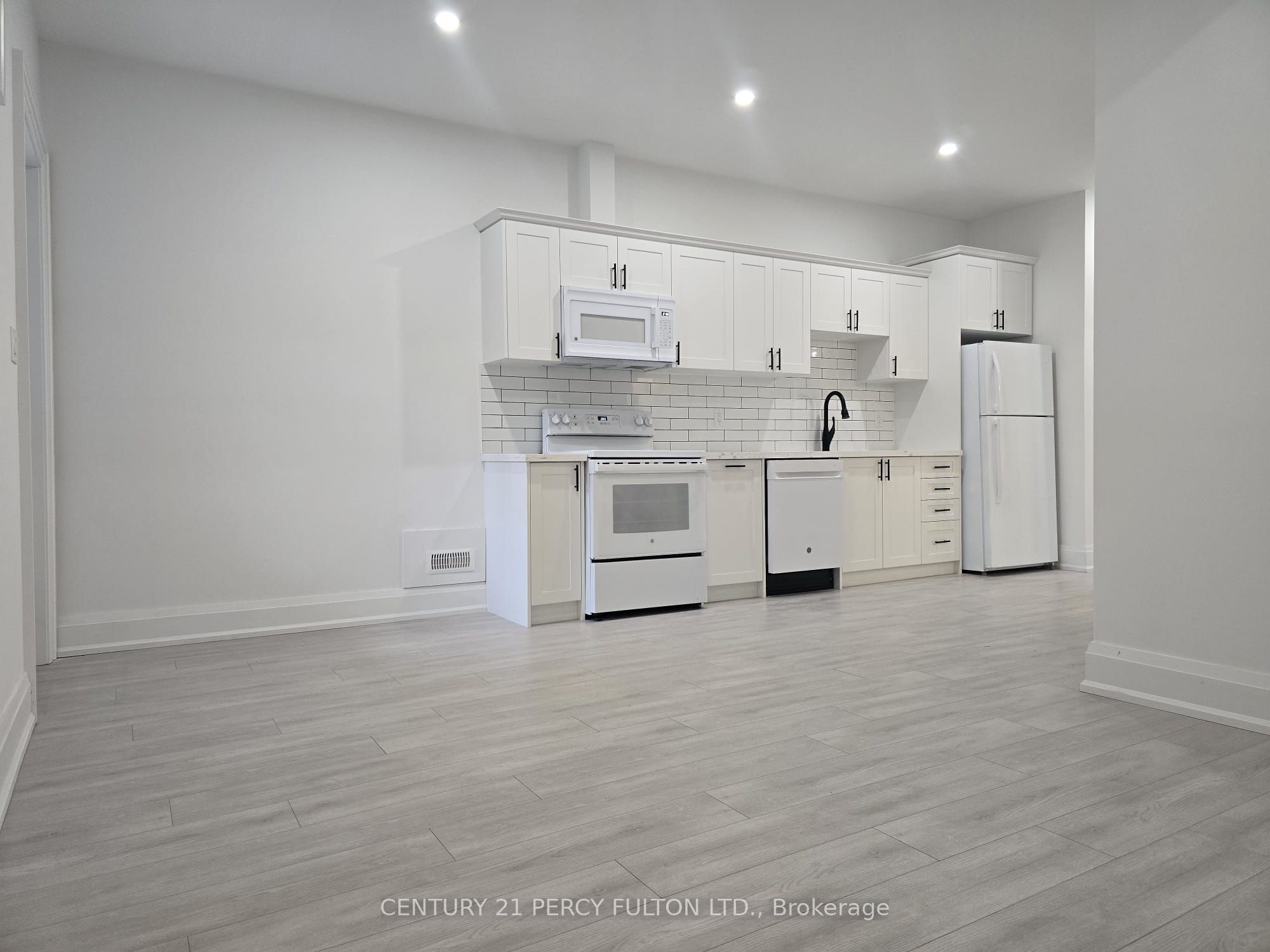 195 Danforth Road Bsmt, Toronto, ON M1L 3X1 photo 2