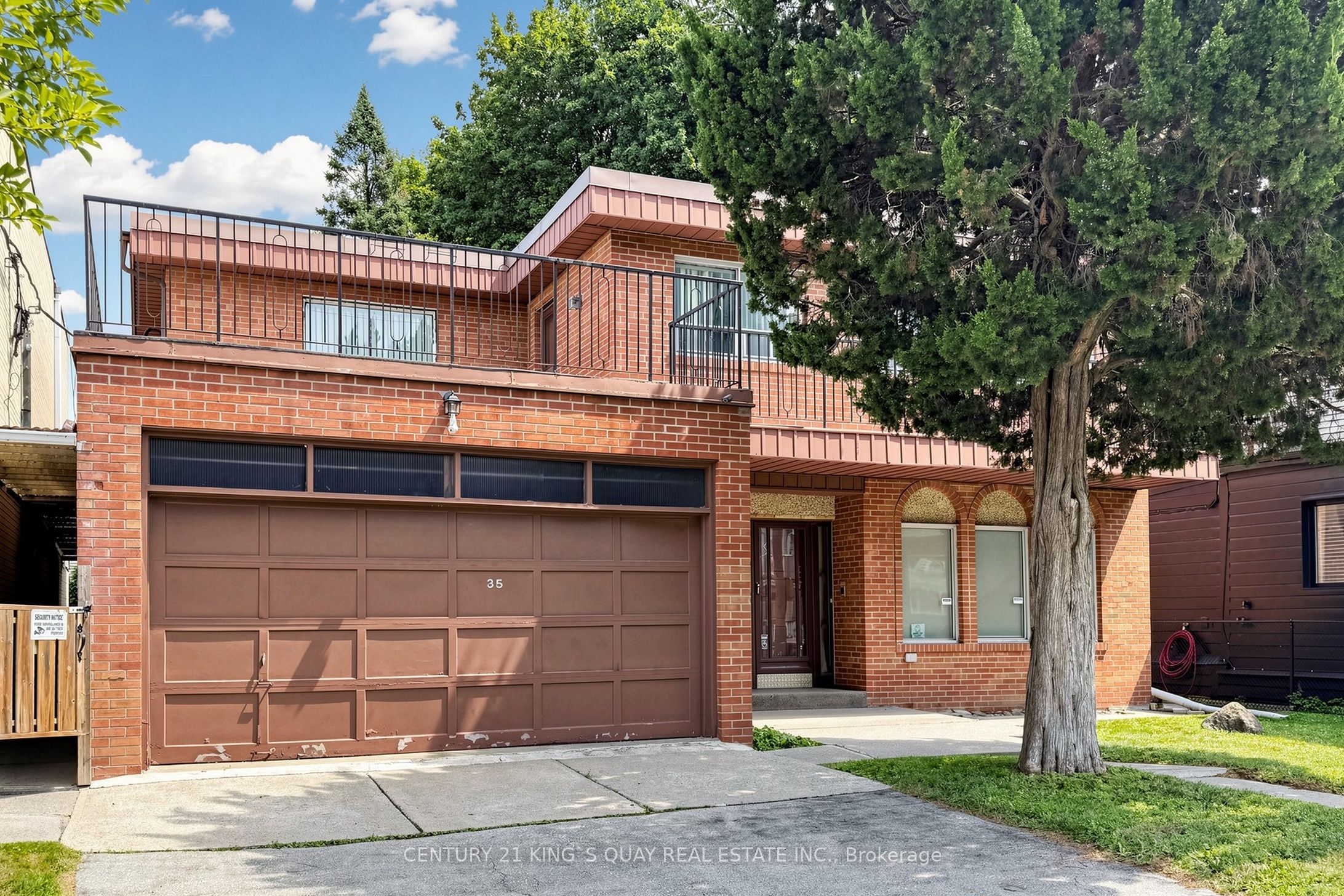 35 Coxwell Avenue, Toronto, ON M4L 3A9 photo 2