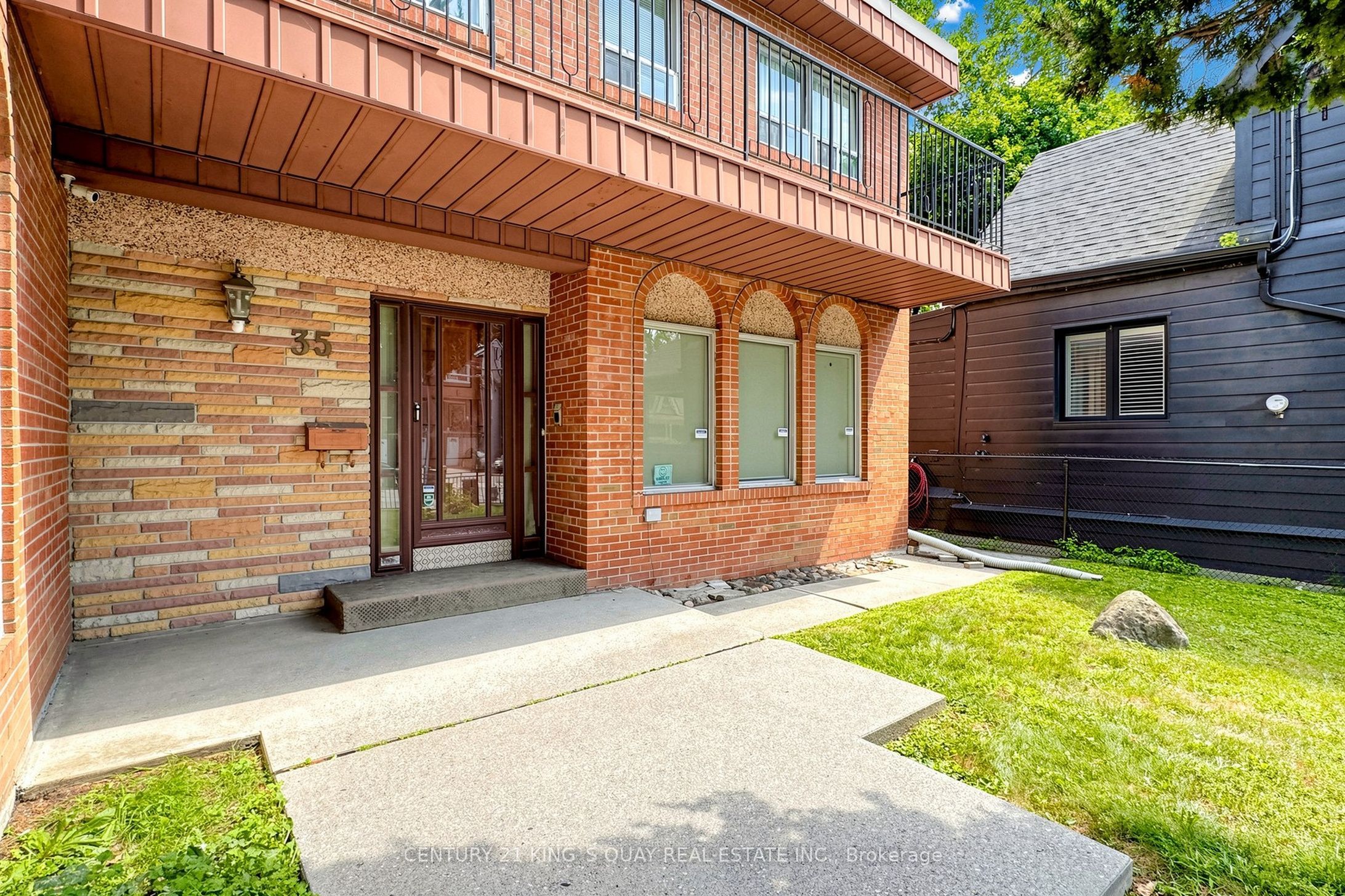 35 Coxwell Avenue, Toronto, ON M4L 3A9 photo 3