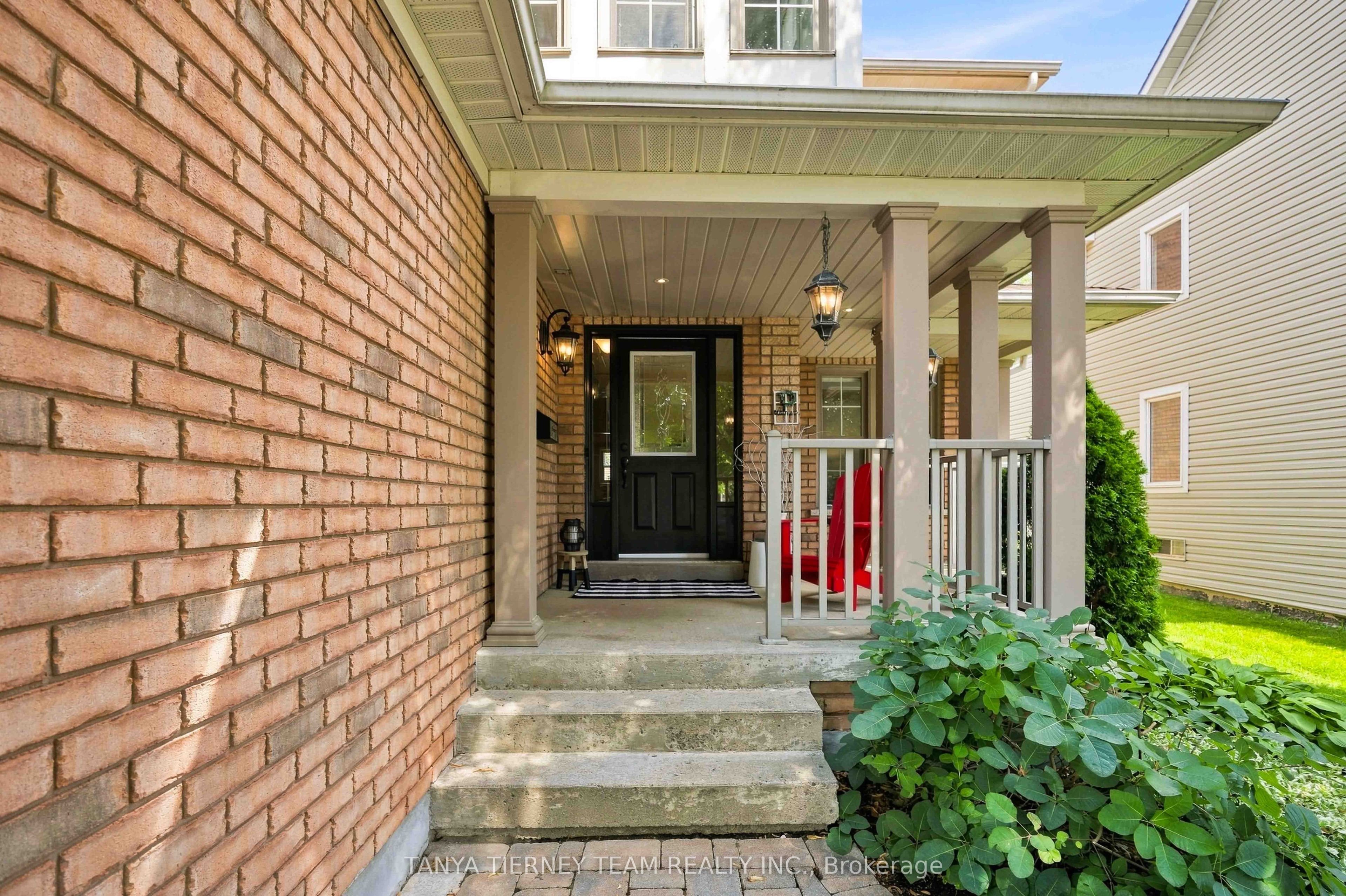 16 Waring Avenue, Whitby, ON L1M 1G4 photo 4