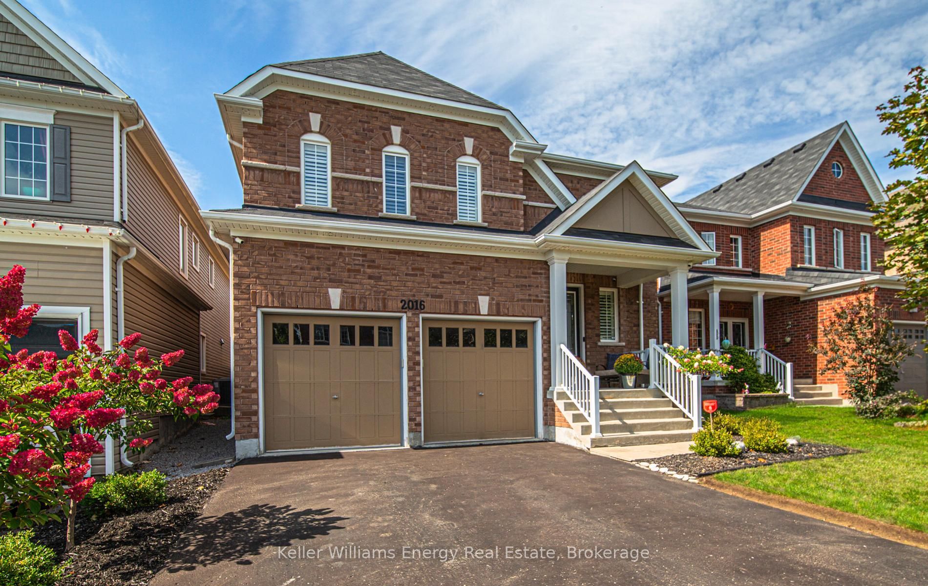 2016 Magee Court, Oshawa, ON L1K 0W7 photo 2