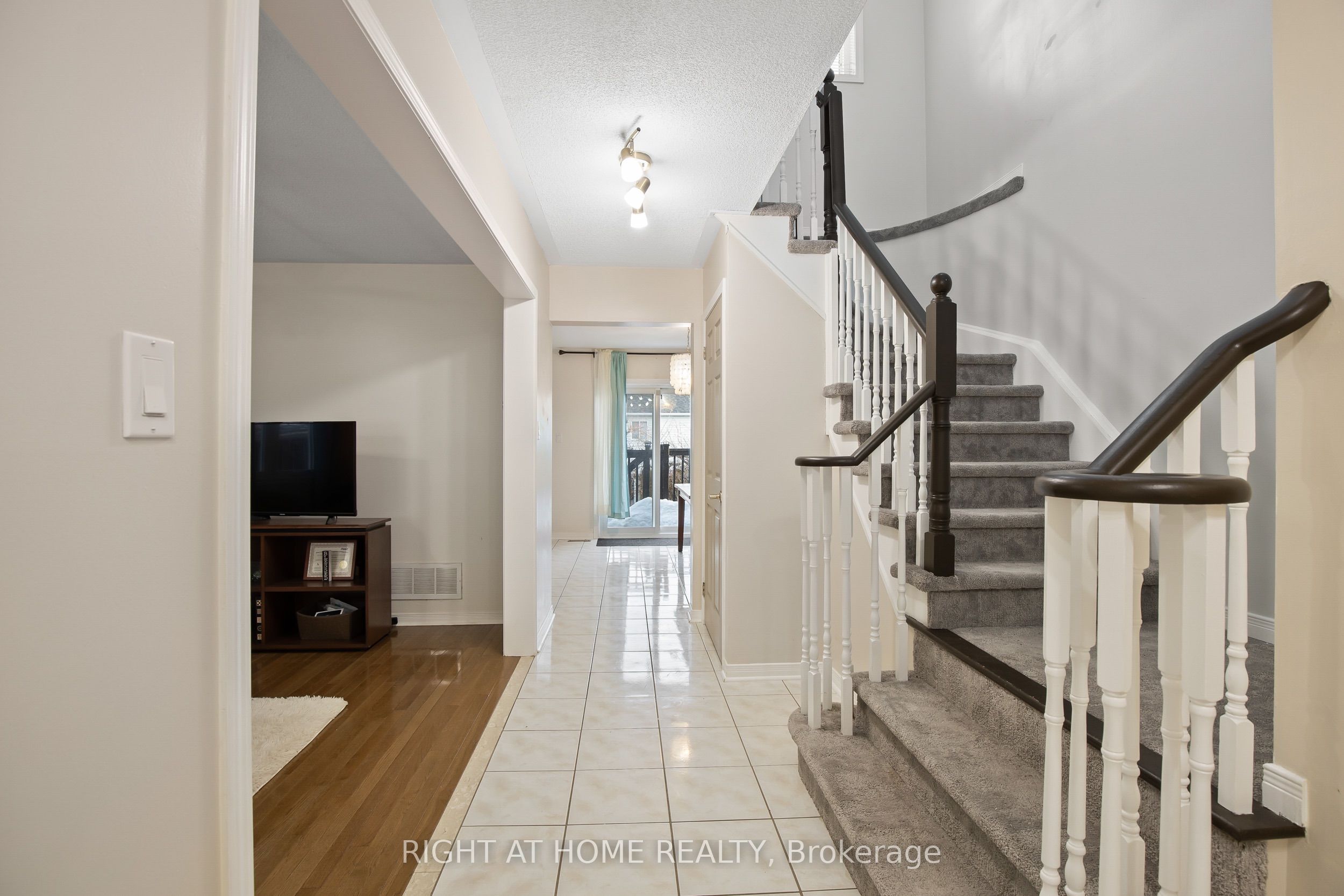 71 Hutton Place, Clarington, ON L1C 5H5 photo 3