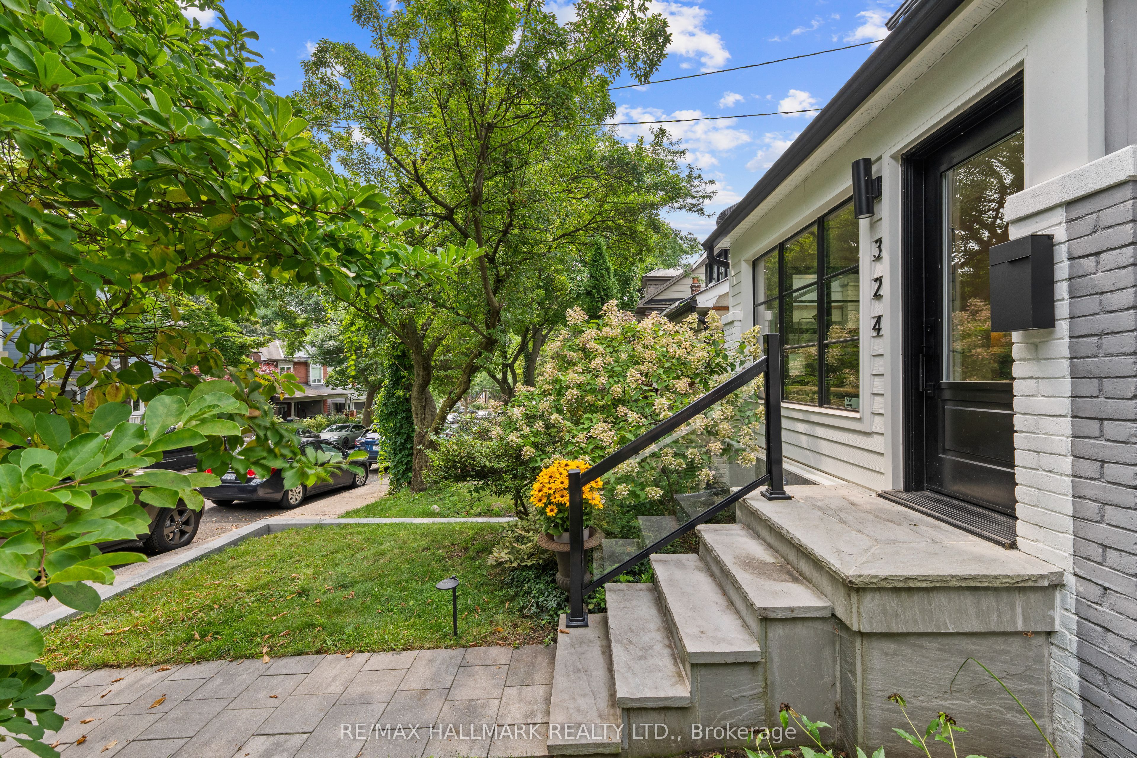 324 Kenilworth Avenue, Toronto, ON M4L 3S8 photo 2