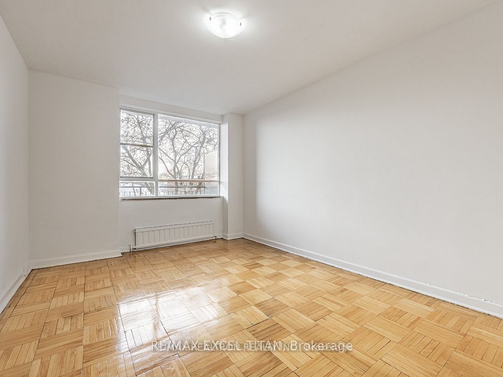 165 Cosburn Avenue 211, Toronto, ON M4J 2L3 photo 4