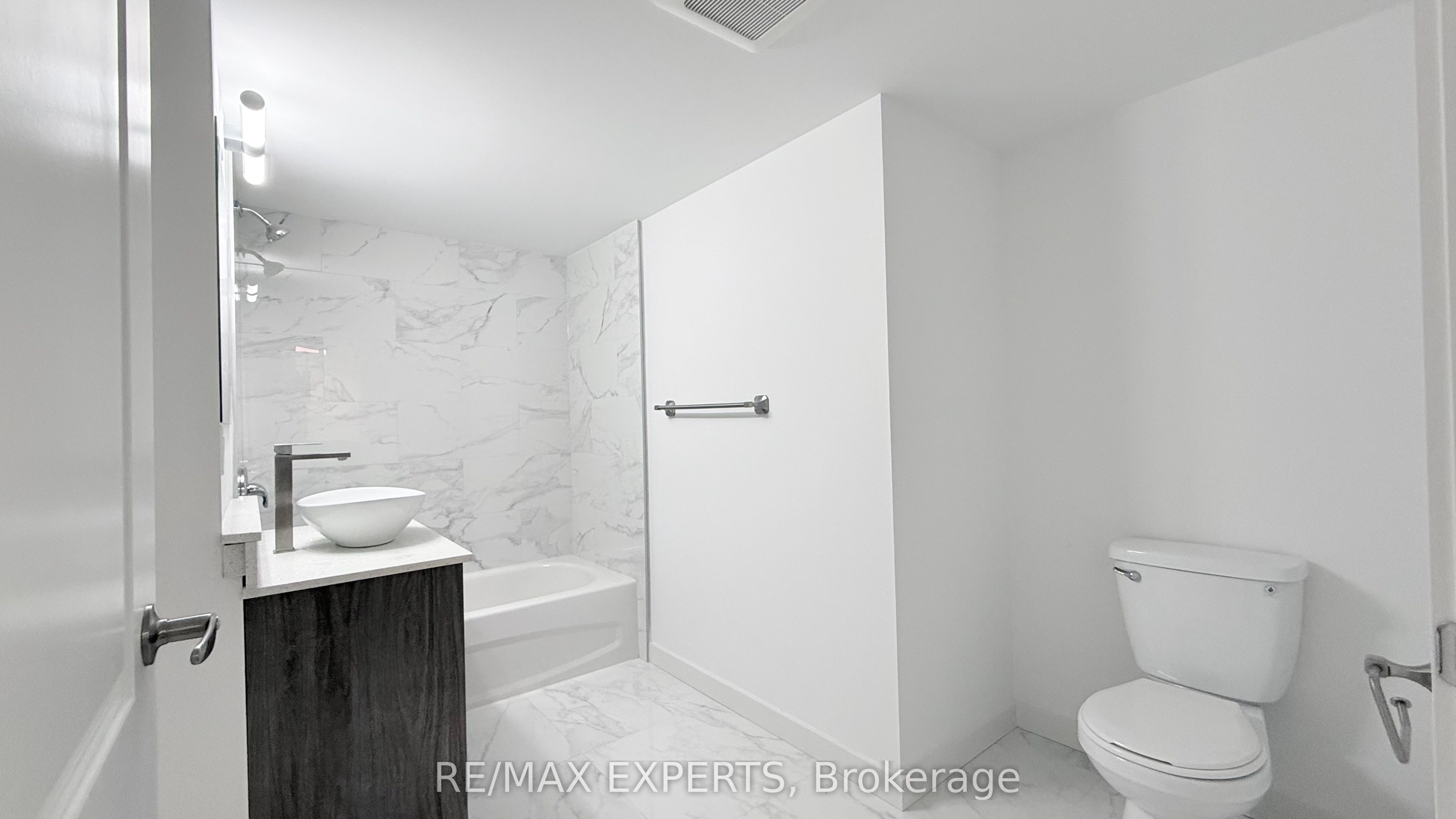 45 Connaught Avenue 402, Toronto, ON M4L 2V8 photo 5
