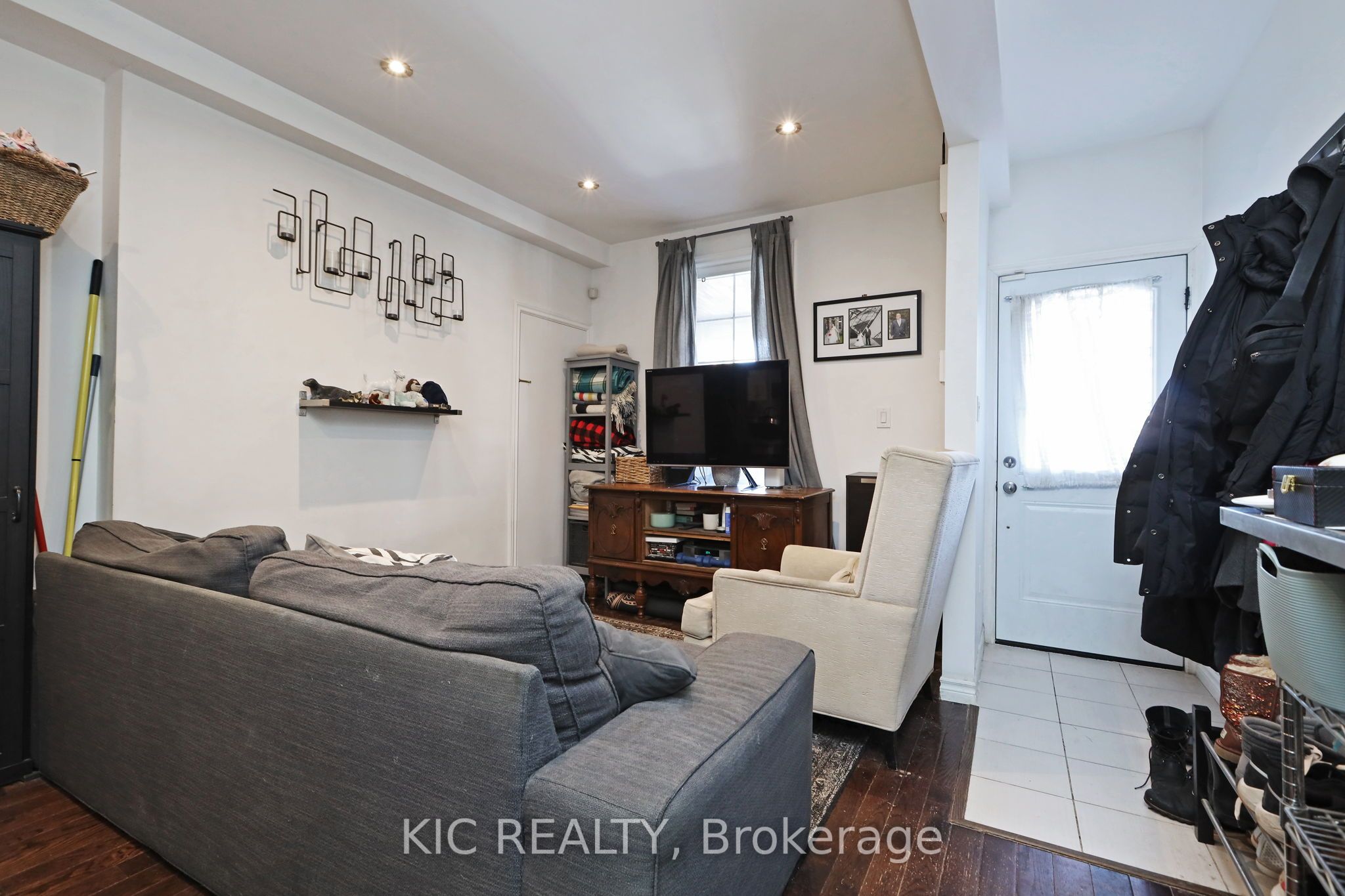 20 Ashdale Avenue, Toronto, ON M4L 2Y7 photo 3