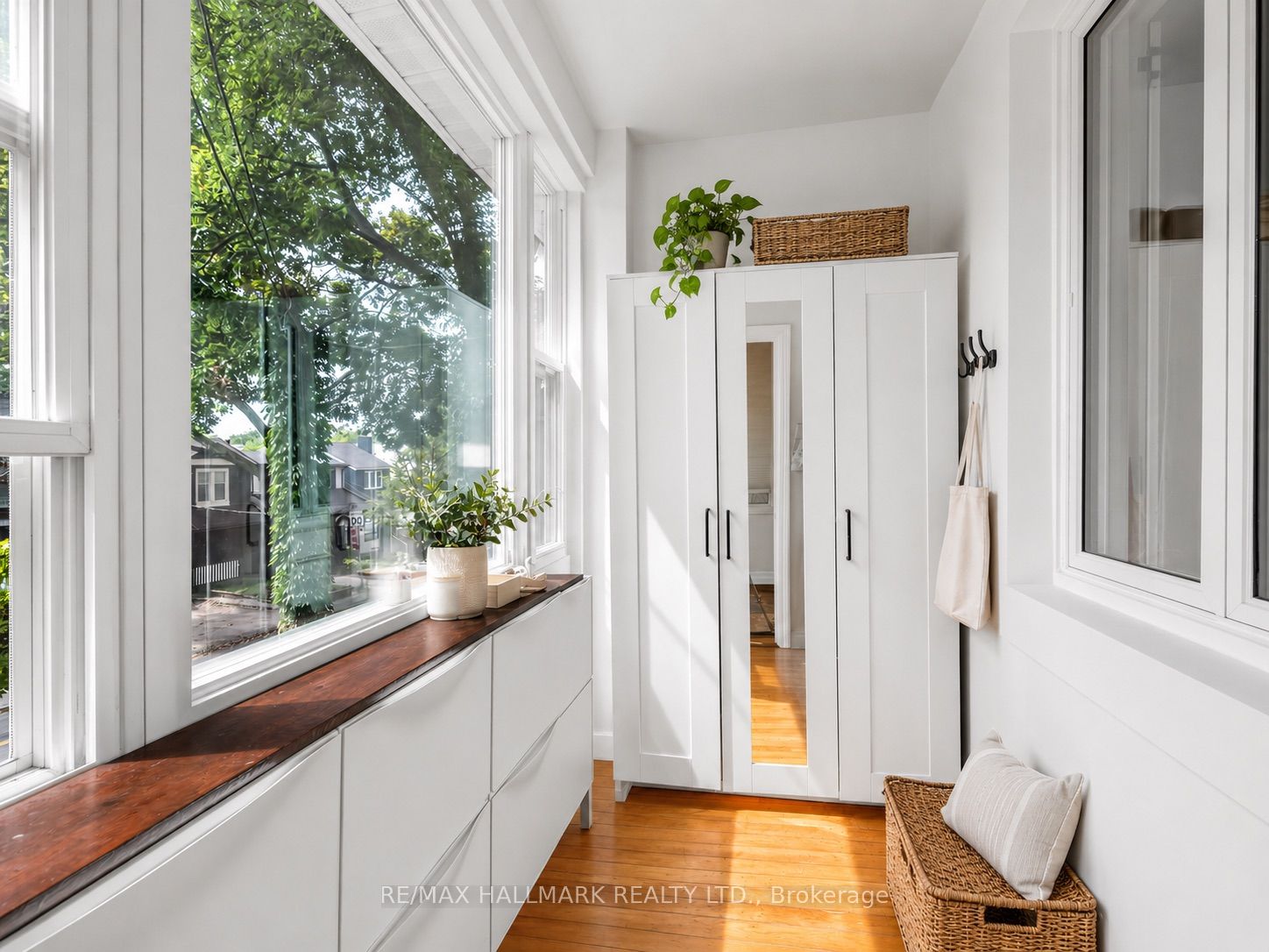 40 Corley Avenue, Toronto, ON M4E 1T9 photo 2