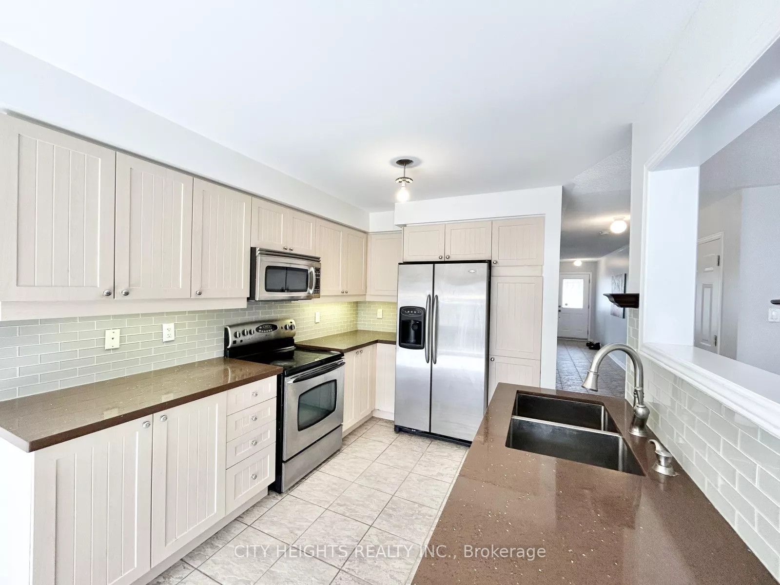 19 Sivyer Crescent, Ajax, ON L1Z 2A6 photo 2