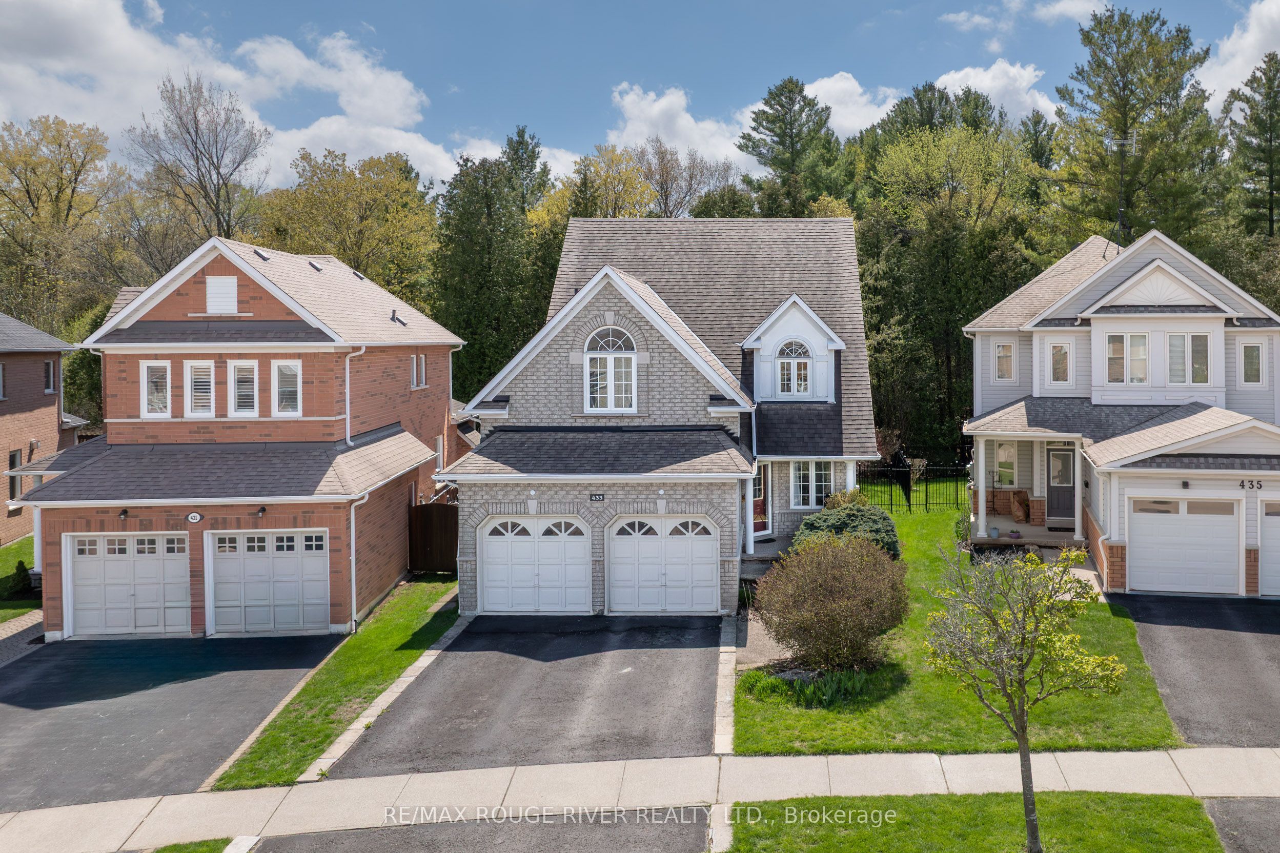 433 Woodsmere Crescent, Pickering, ON L1V 7A4