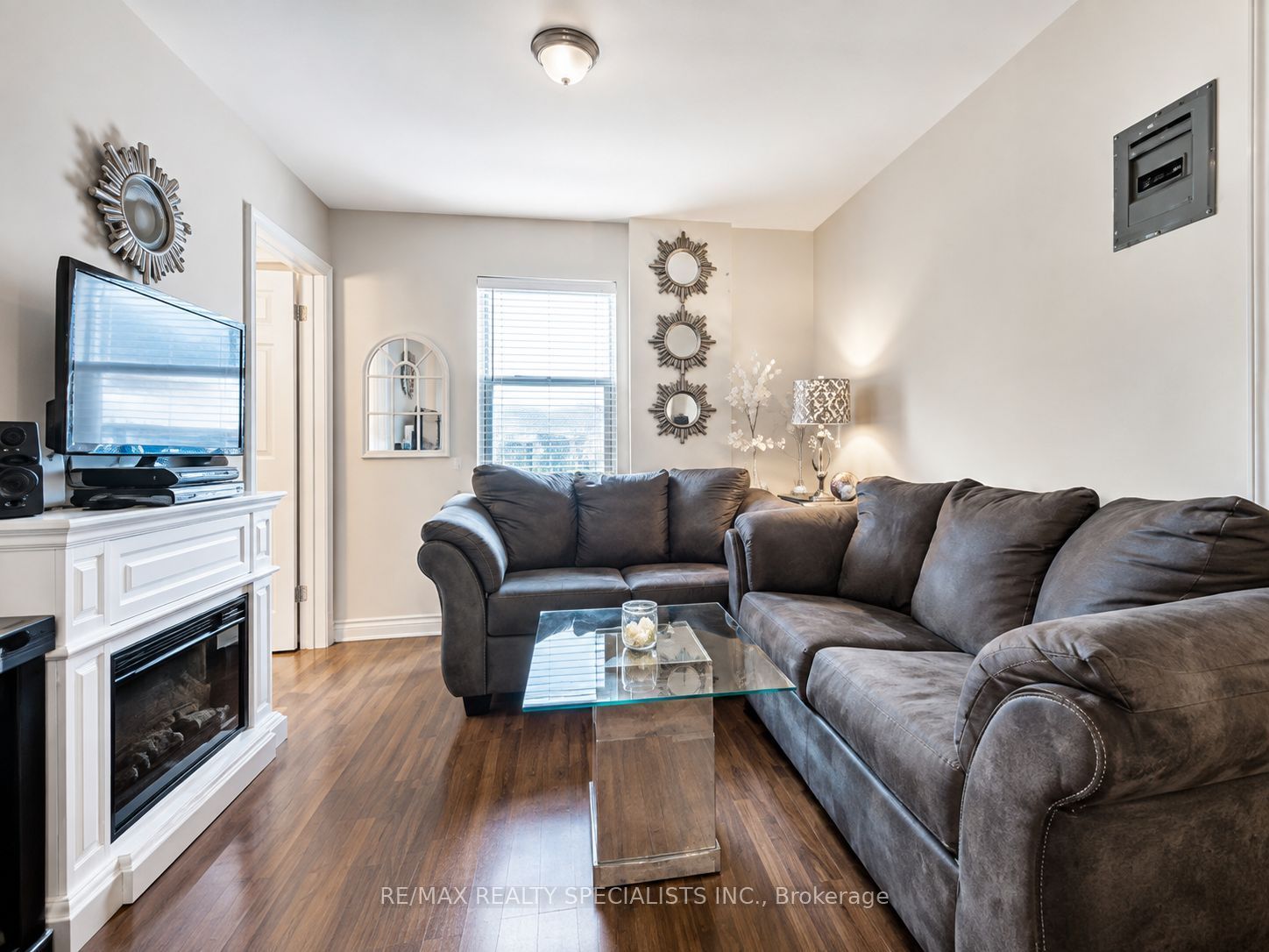 1659 Gerrard Street E, Toronto, ON M4L 2A9 photo 2