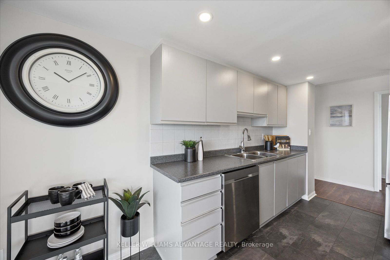 712 Rossland Road E 903, Whitby, ON L1N 9E8 photo 5