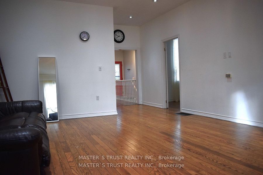 966 Dundas Street E, Toronto, ON M4M 1R5 photo 2