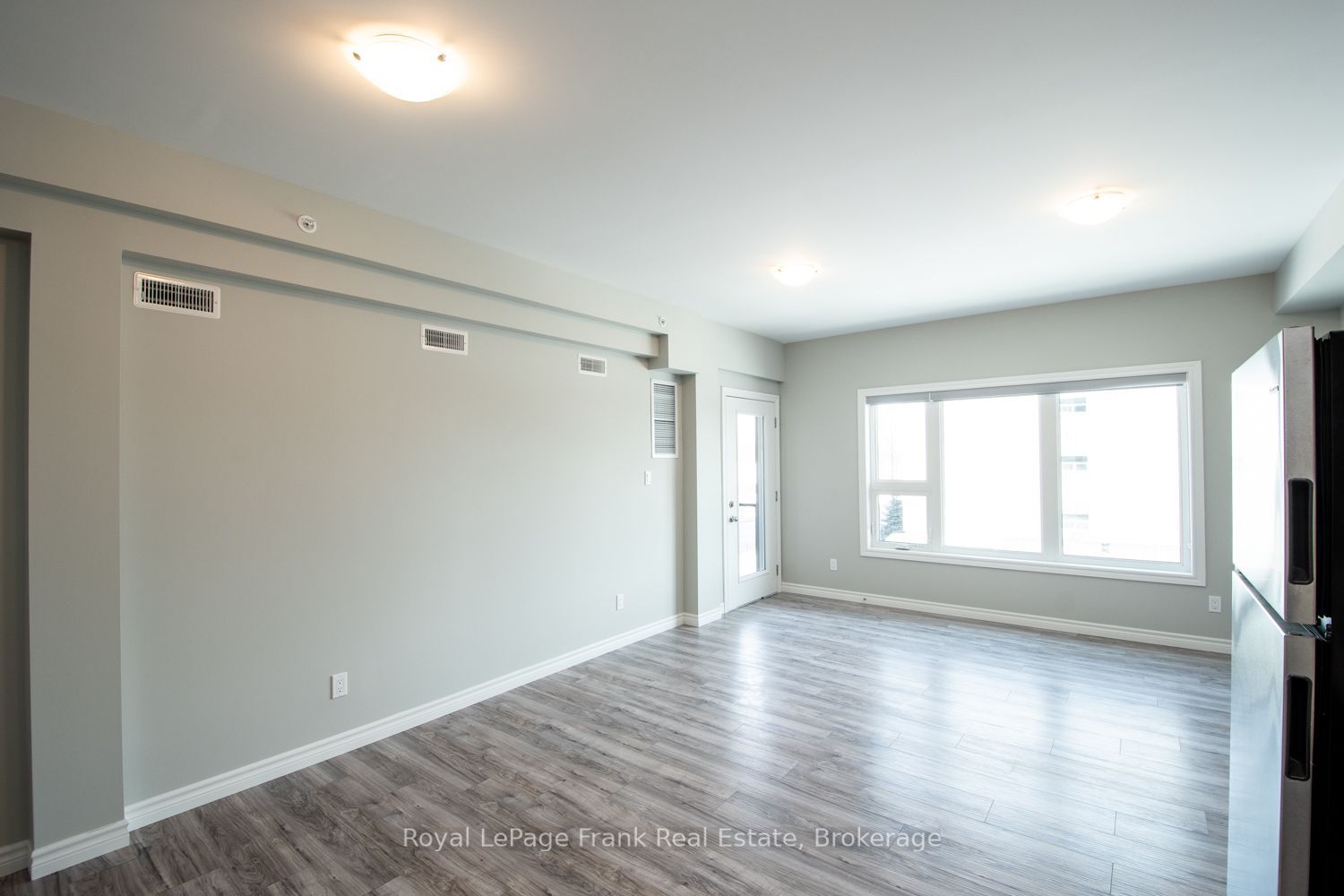 143 Bloor Street W 302, Oshawa, ON L1J 1P5 photo 3