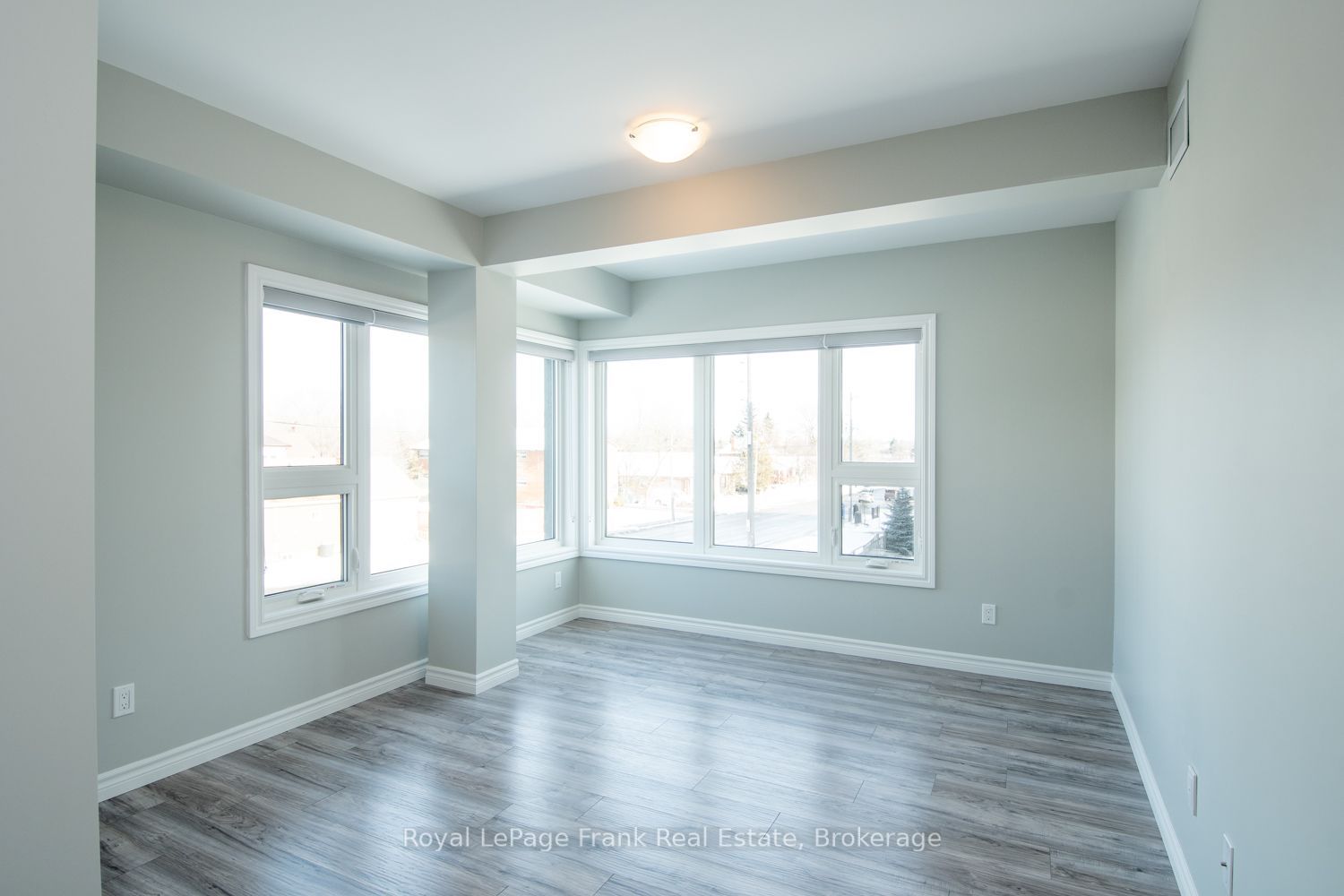 143 Bloor Street W 302, Oshawa, ON L1J 1P5 photo 4