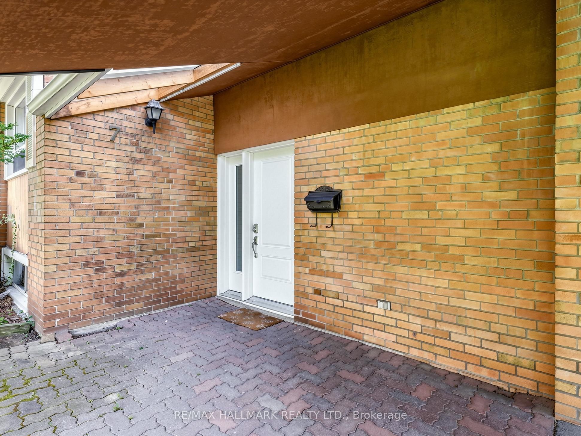 7 Panmure Crescent, Toronto, ON M1K 4Y5 photo 3
