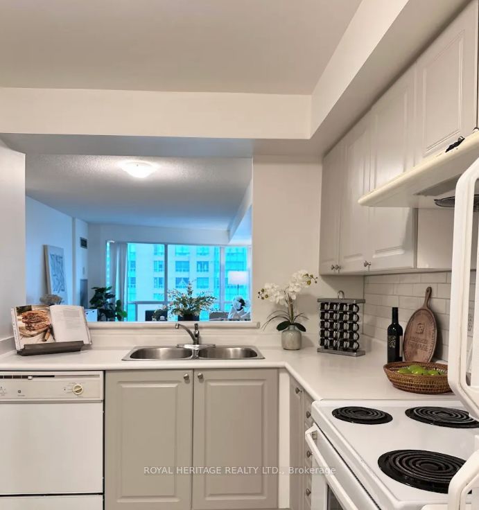 18 Lee Centre Drive 2110, Toronto, ON M1H 3H5 photo 5