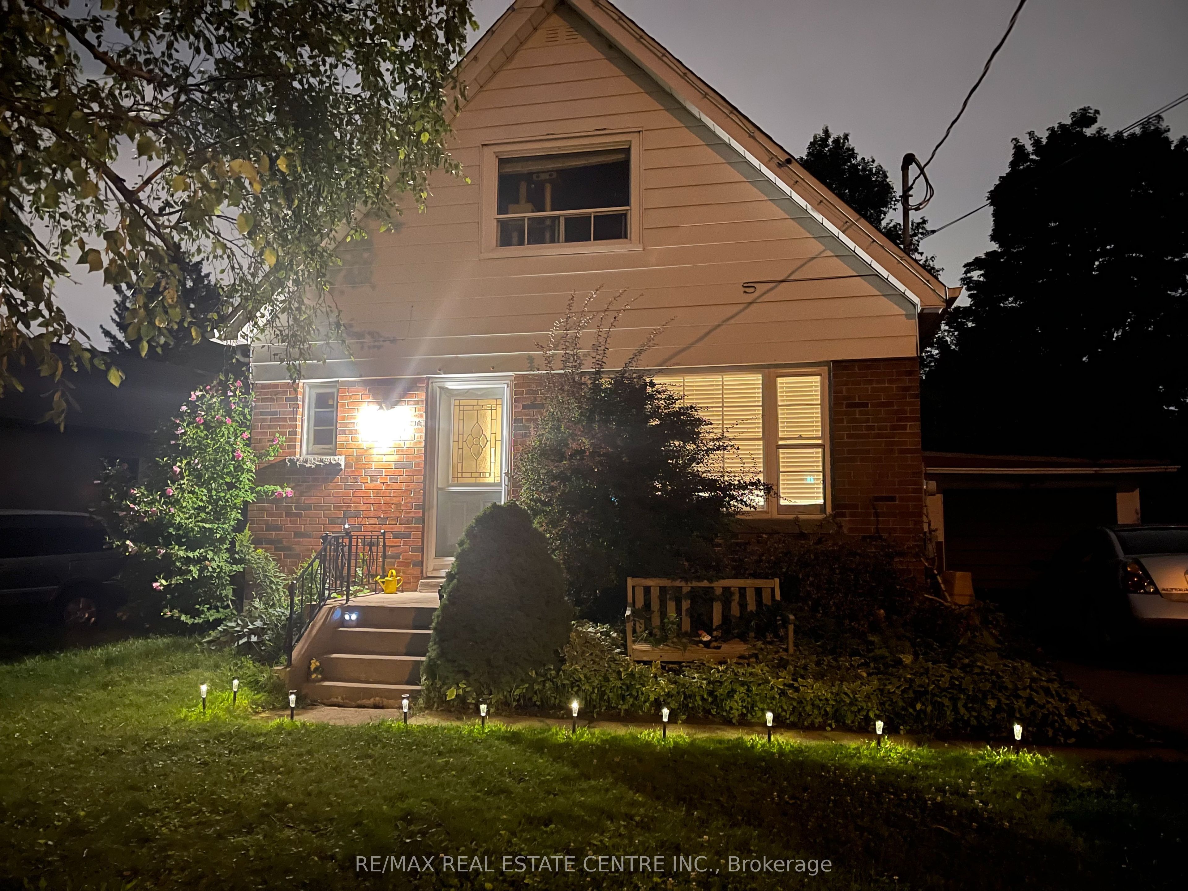 34 Singleton Road Main Floor, Toronto, ON M1R 1H9