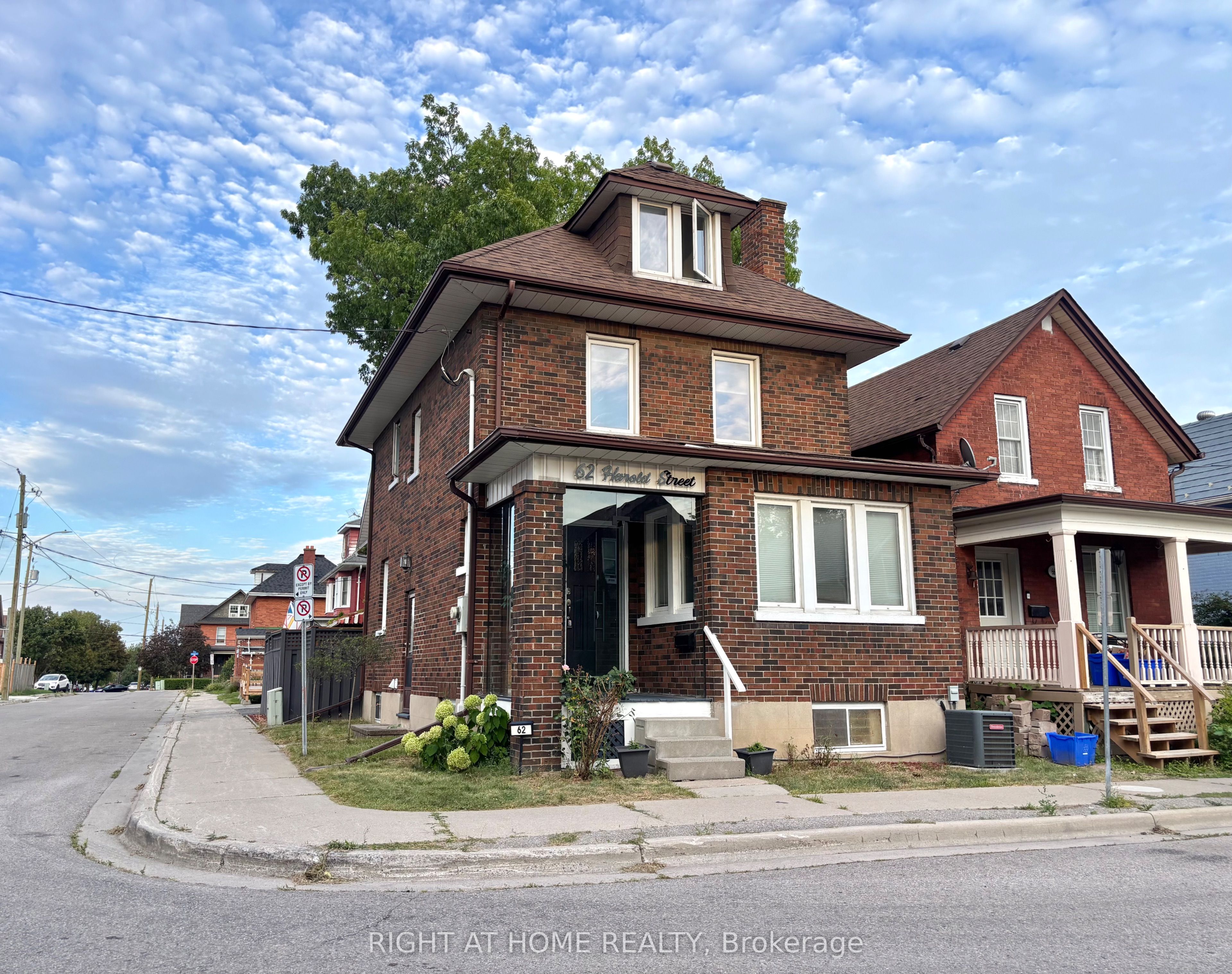 62 Harold Street Main, Oshawa, ON L1H 4Y3 photo 2