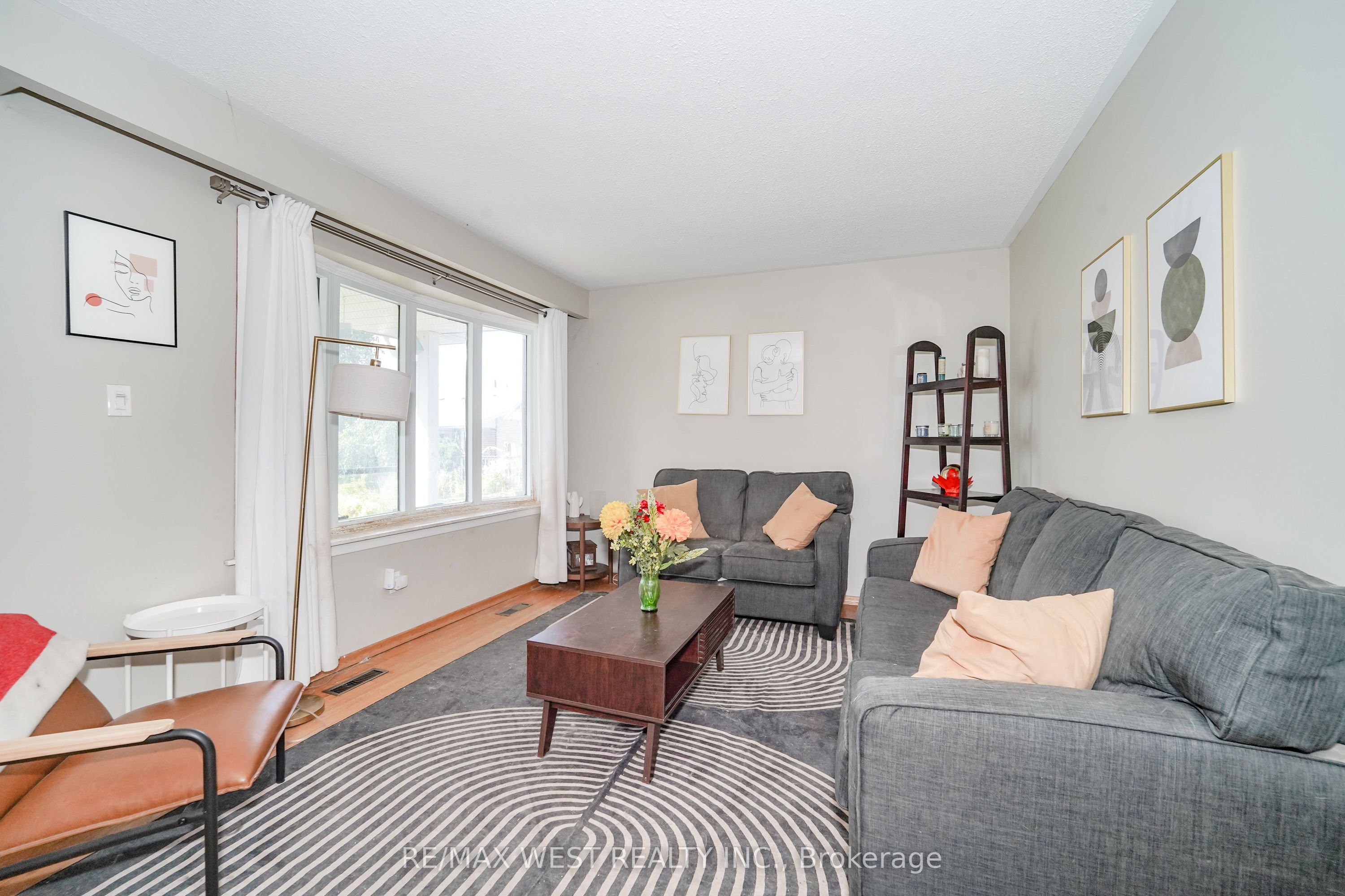 1105 Valley Court, Oshawa, ON L1J 3M4 photo 4