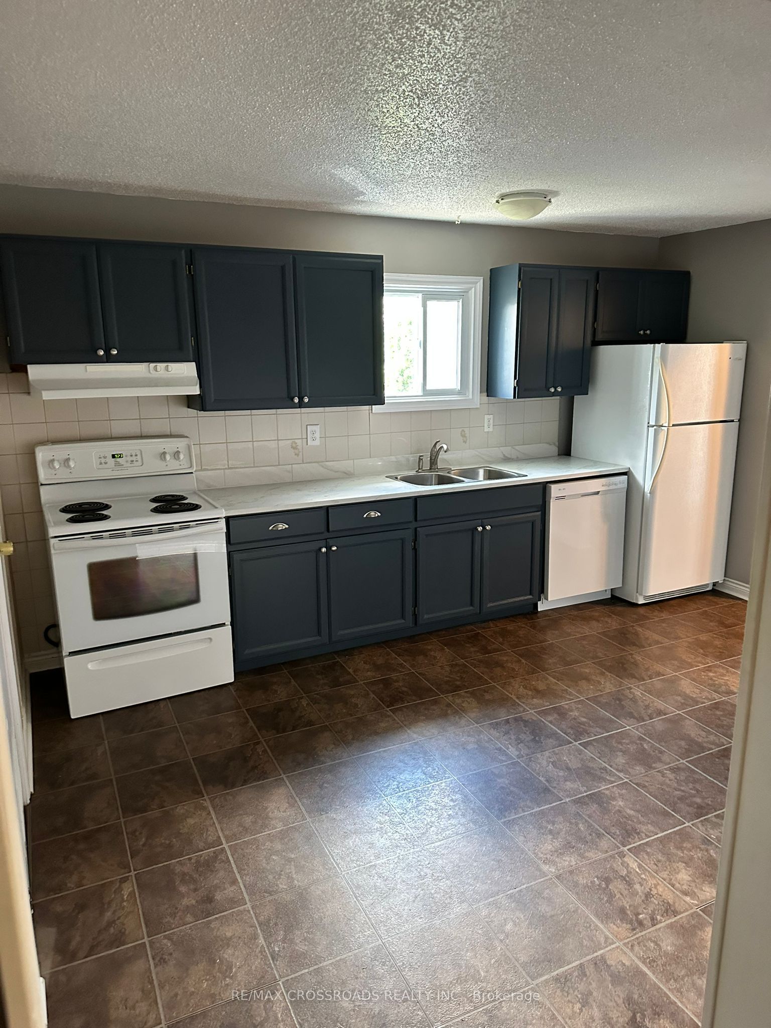 613 Perry Street Main, Whitby, ON L1N 4C6 photo 4