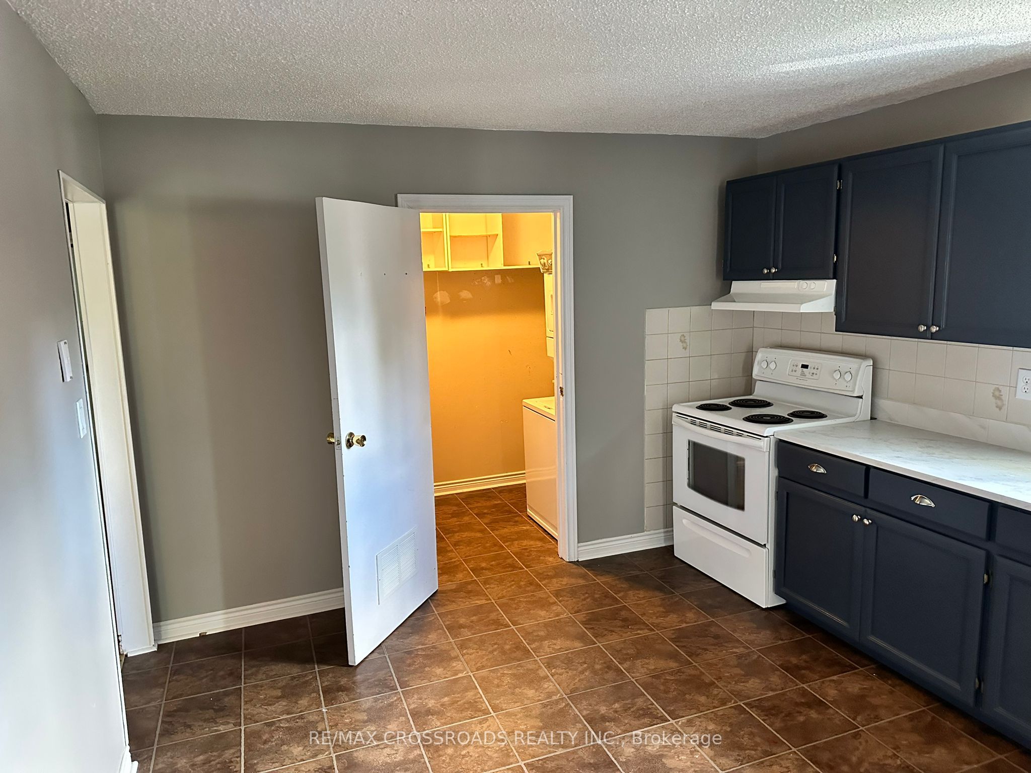613 Perry Street Main, Whitby, ON L1N 4C6 photo 5