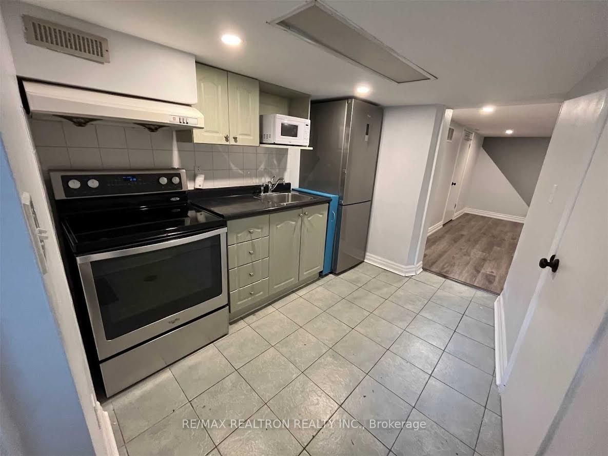 372 Rhodes Avenue, Toronto, ON M4L 3A5 photo 2