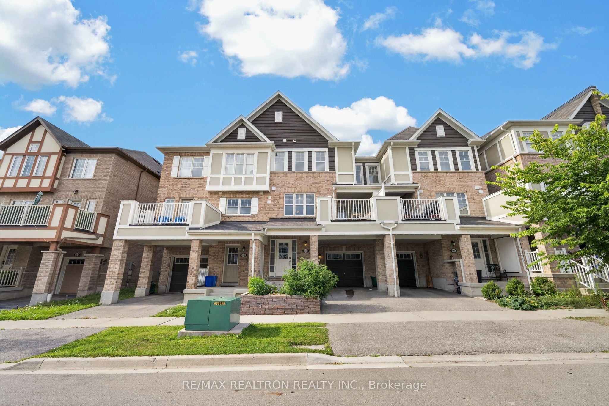 1096 Silk Street, Pickering, ON L1X 0E8 photo 2