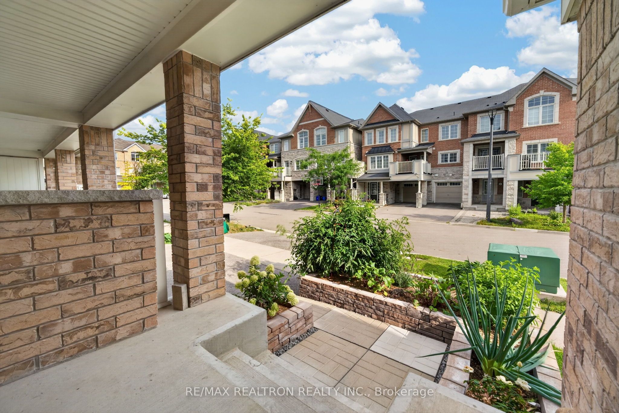 1096 Silk Street, Pickering, ON L1X 0E8 photo 4