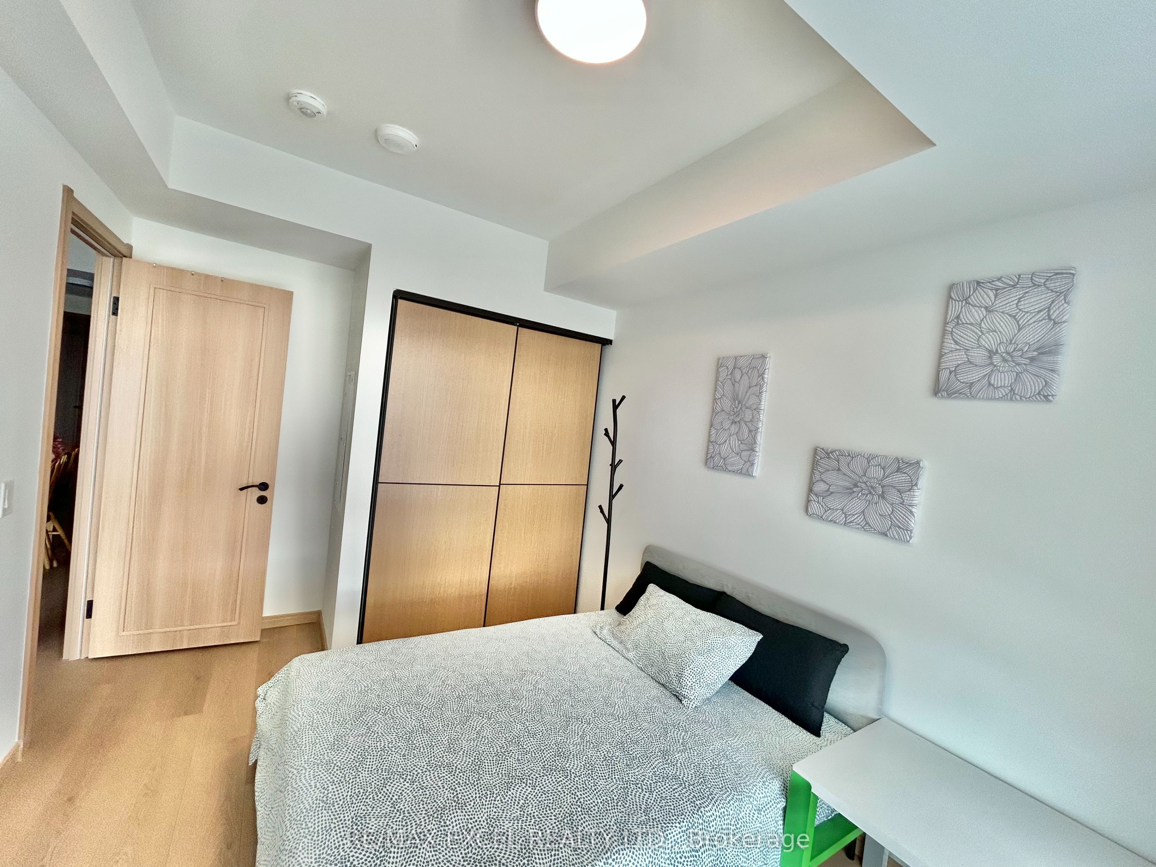 3429 Sheppard Avenue E 910, Toronto, ON M1T 3K5 photo 3