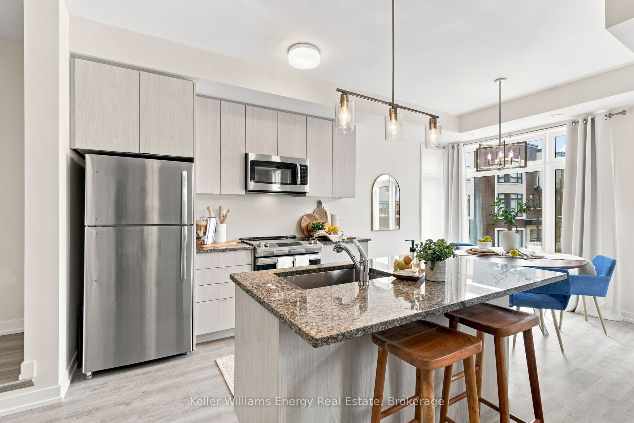 2550 Castlegate Crossing 204, Pickering, ON L1X 0G4 photo 3