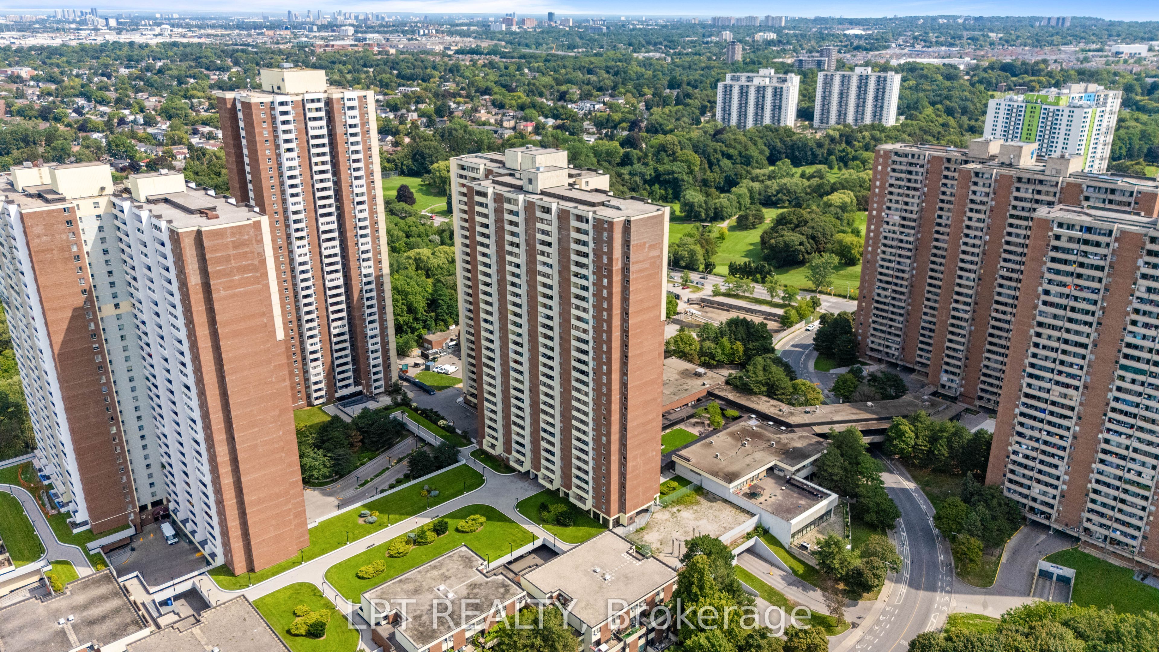 5 Massey Square 2811, Toronto, ON M4C 5L6
