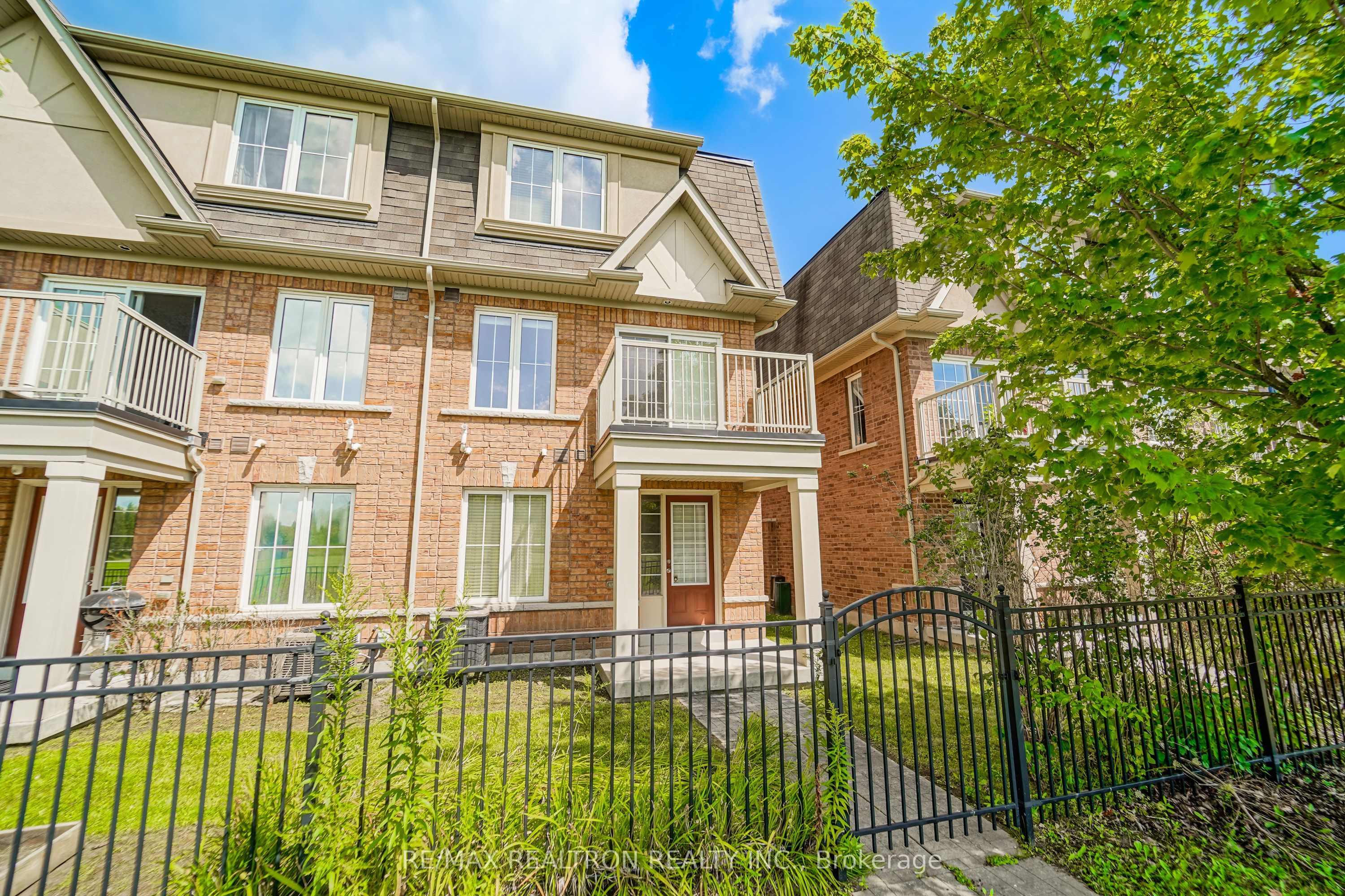 28 Burtonbury Lane, Ajax, ON L1Z 0L3 photo 2