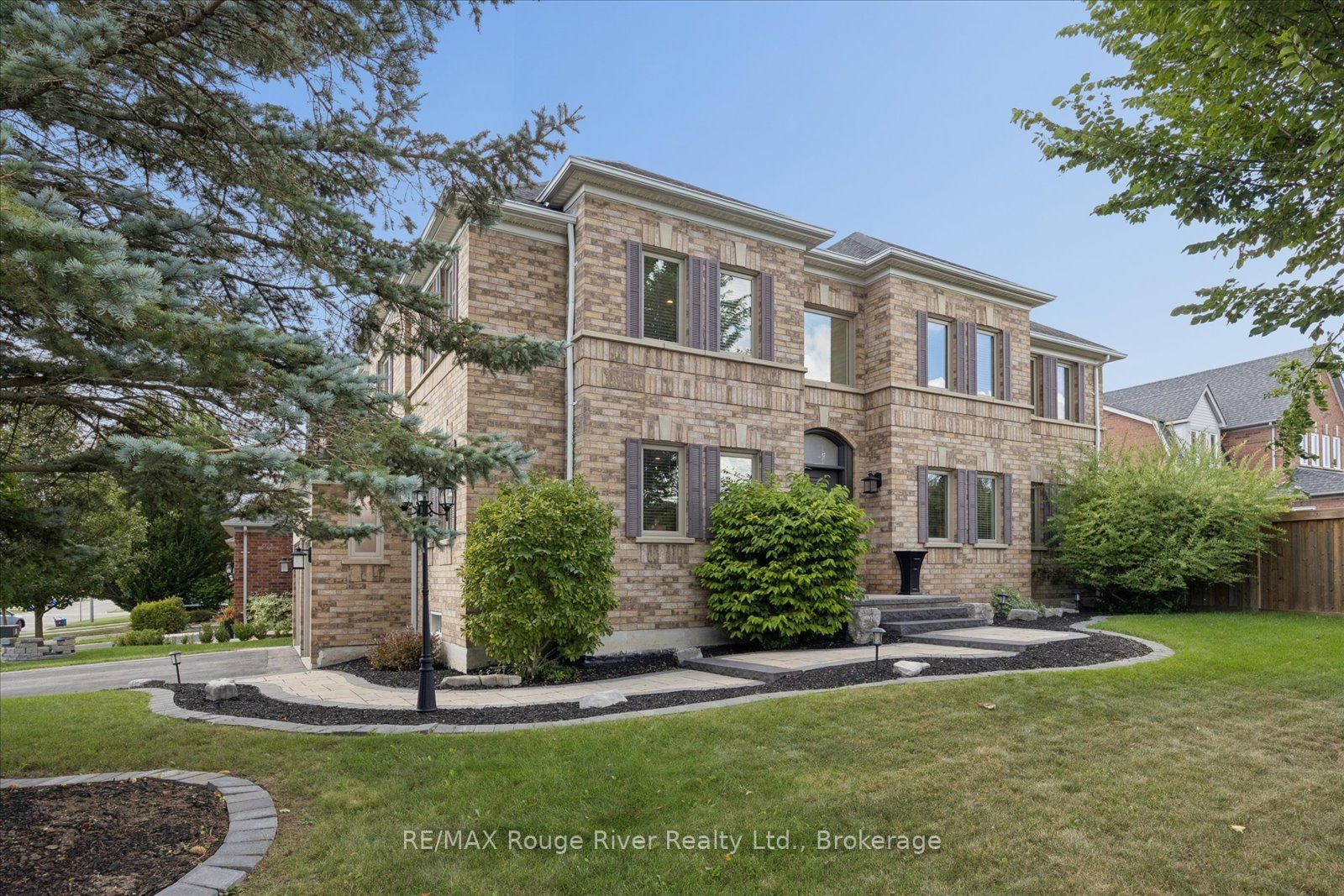 10 Windbreak Crescent, Whitby, ON L1P 1P8