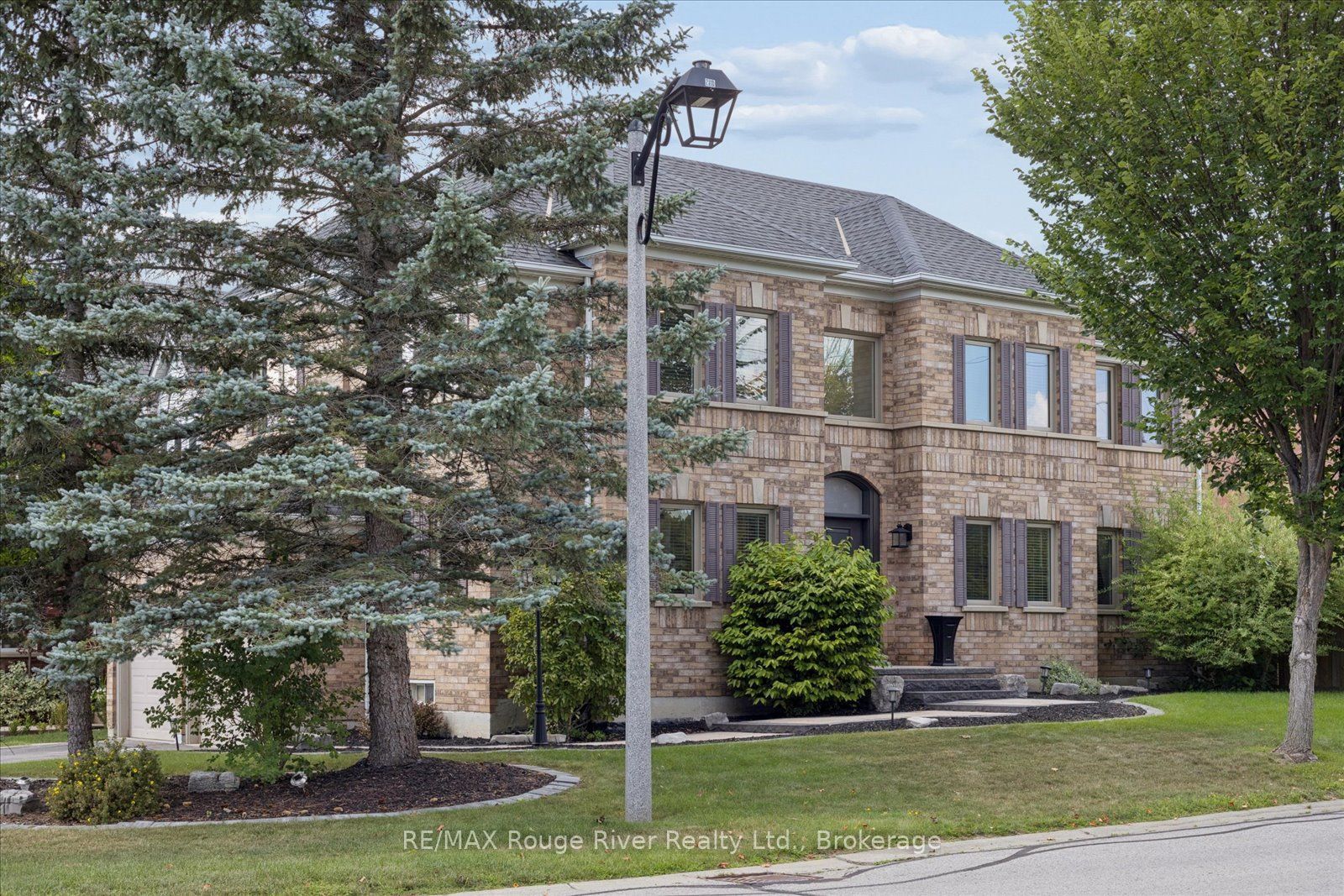10 Windbreak Crescent, Whitby, ON L1P 1P8 photo 2