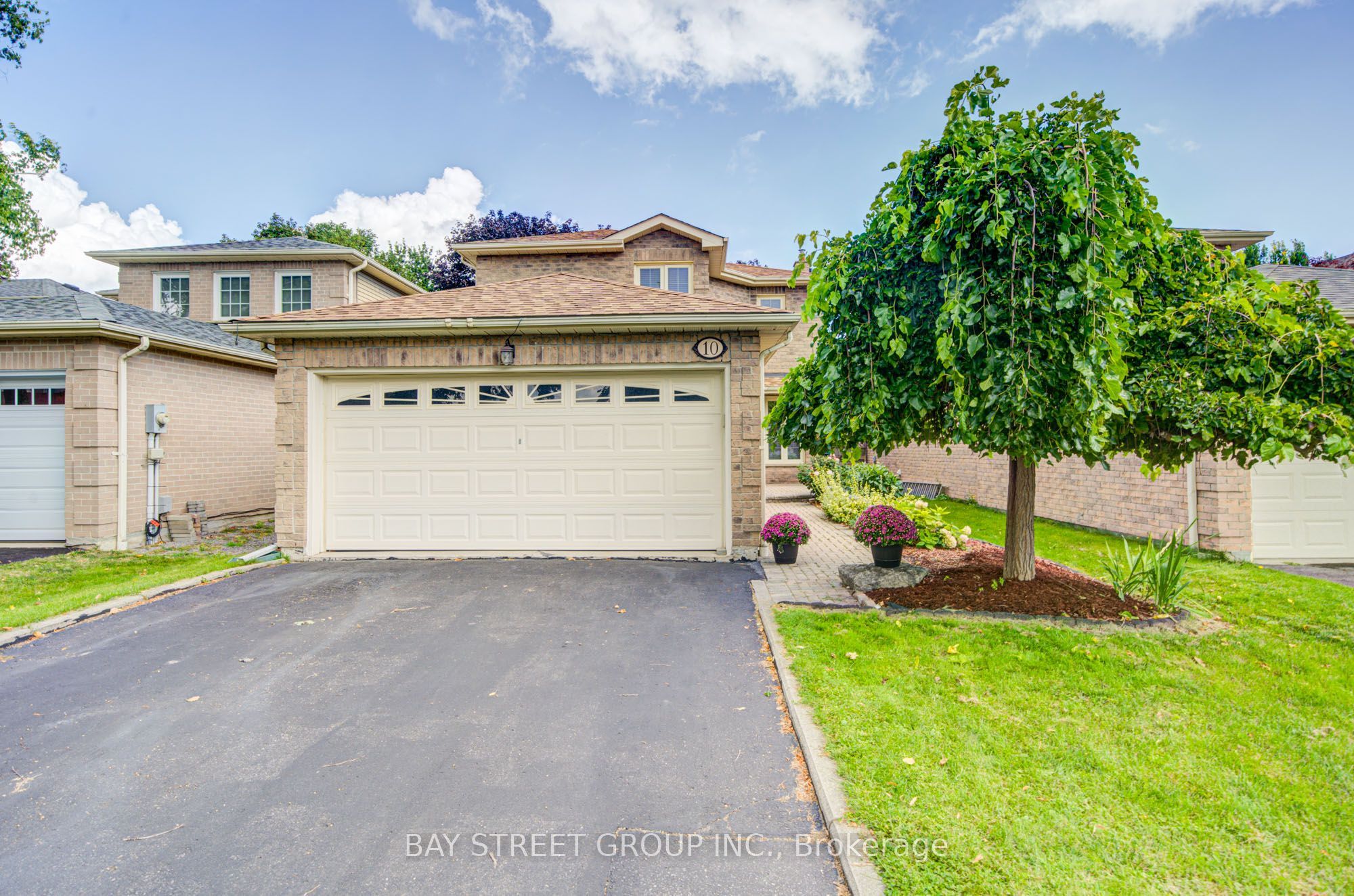 10 Hemingford Place, Whitby, ON L1R 1G1
