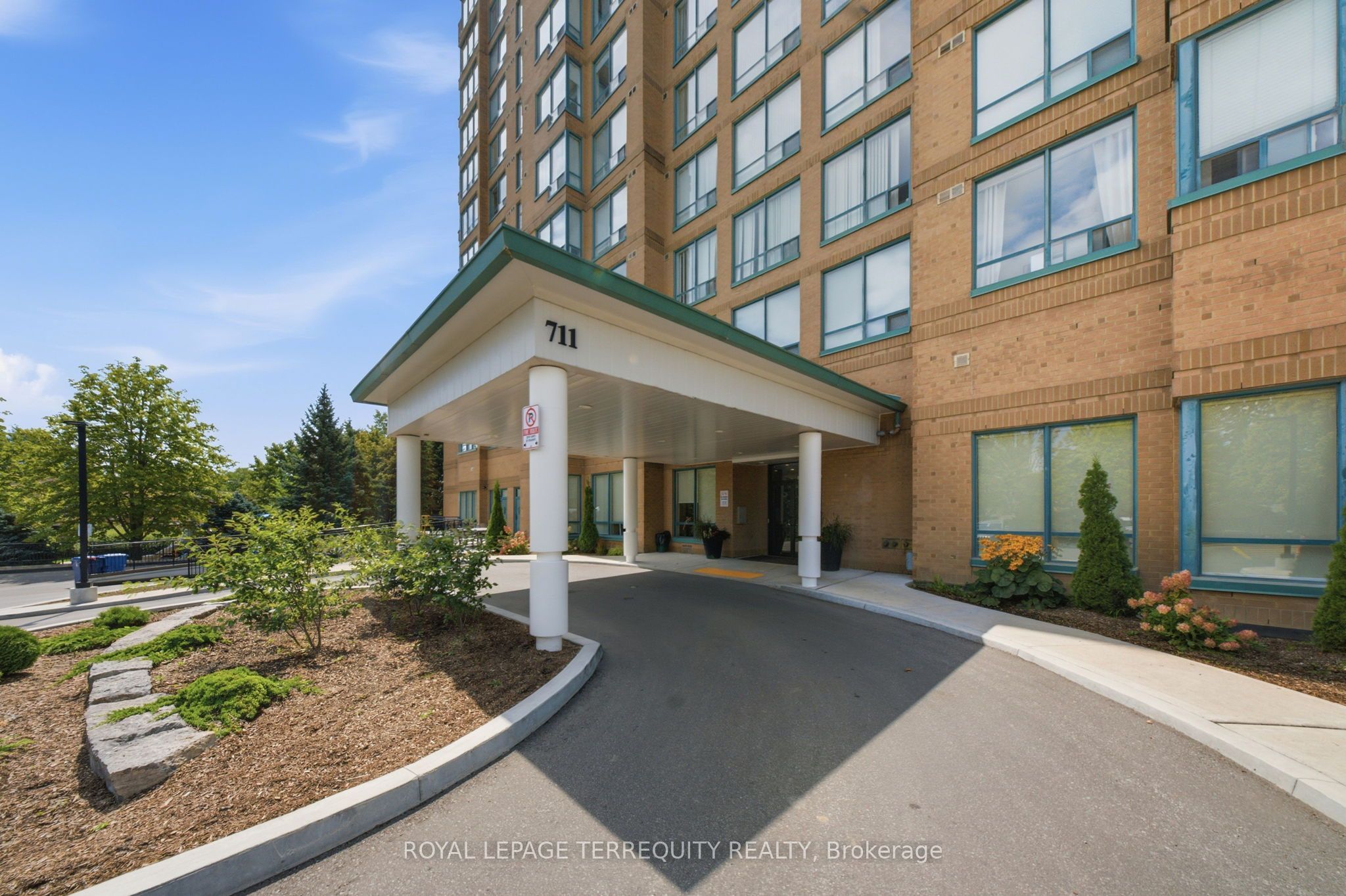 711 Rossland Road E 606, Whitby, ON L1N 8Z1 photo 2