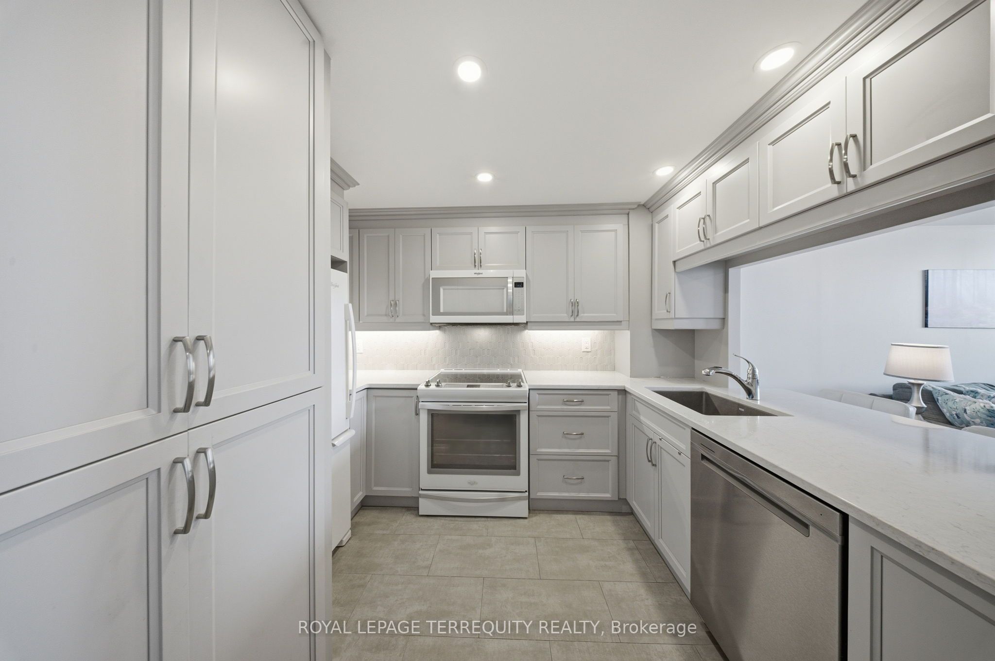 711 Rossland Road E 606, Whitby, ON L1N 8Z1 photo 4