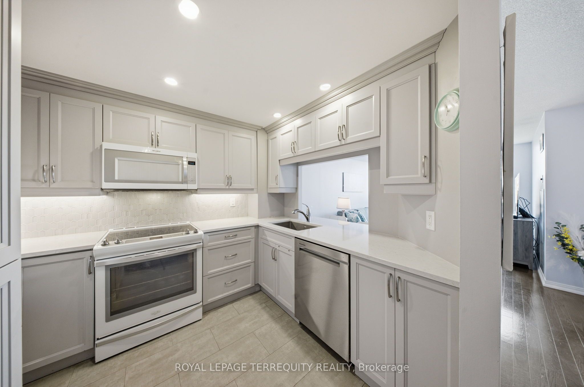 711 Rossland Road E 606, Whitby, ON L1N 8Z1 photo 5