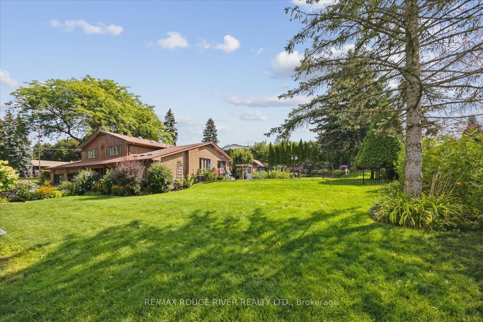 881 Swiss Heights Drive, Oshawa, ON L1K 2B1 photo 3