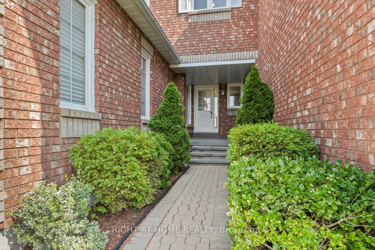 2252 Wildwood Crescent, Pickering, ON L1X 2R7 photo 2