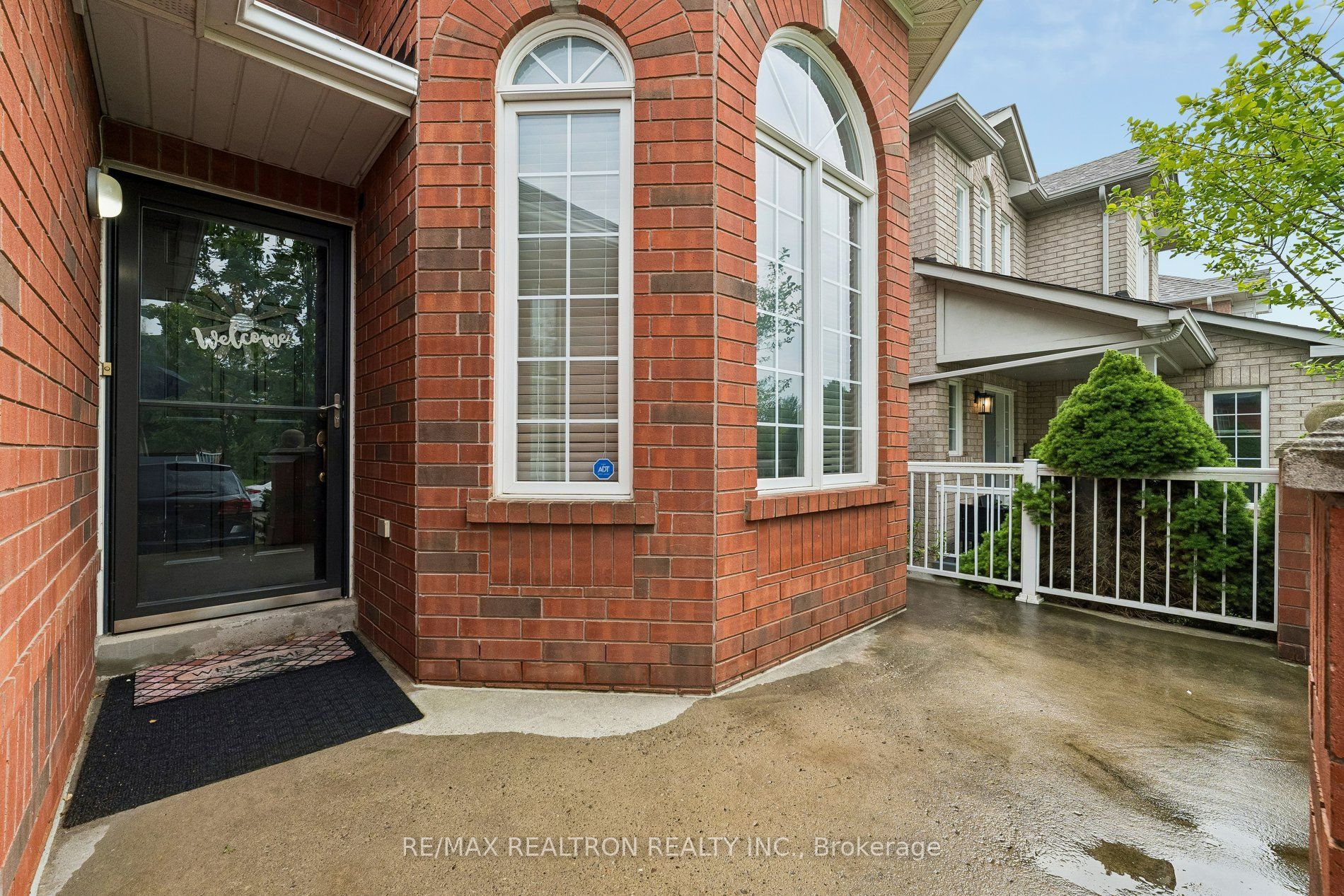 58 Lurosa Crescent, Whitby, ON L1R 3A9 photo 2