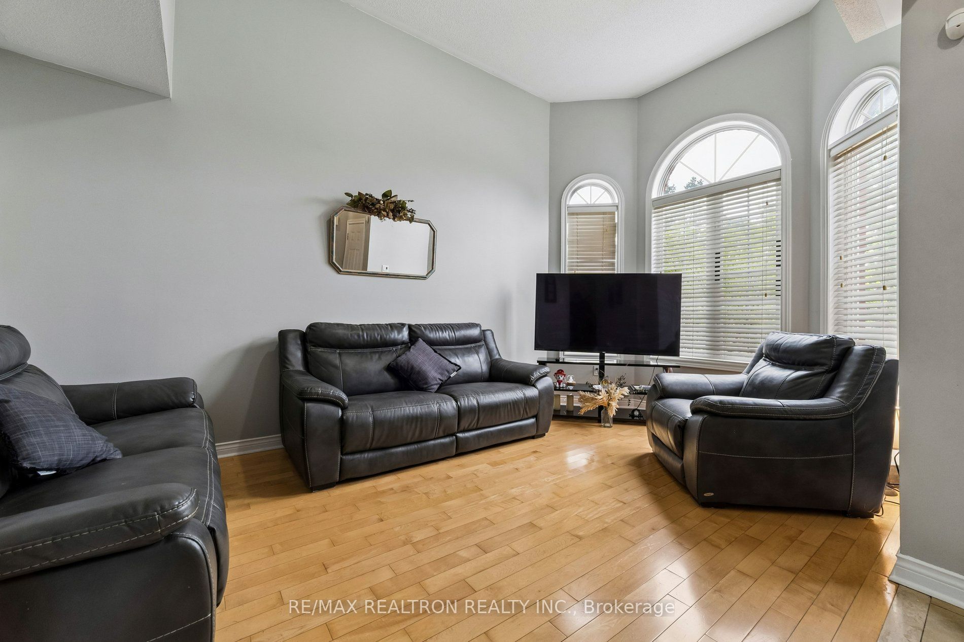 58 Lurosa Crescent, Whitby, ON L1R 3A9 photo 5